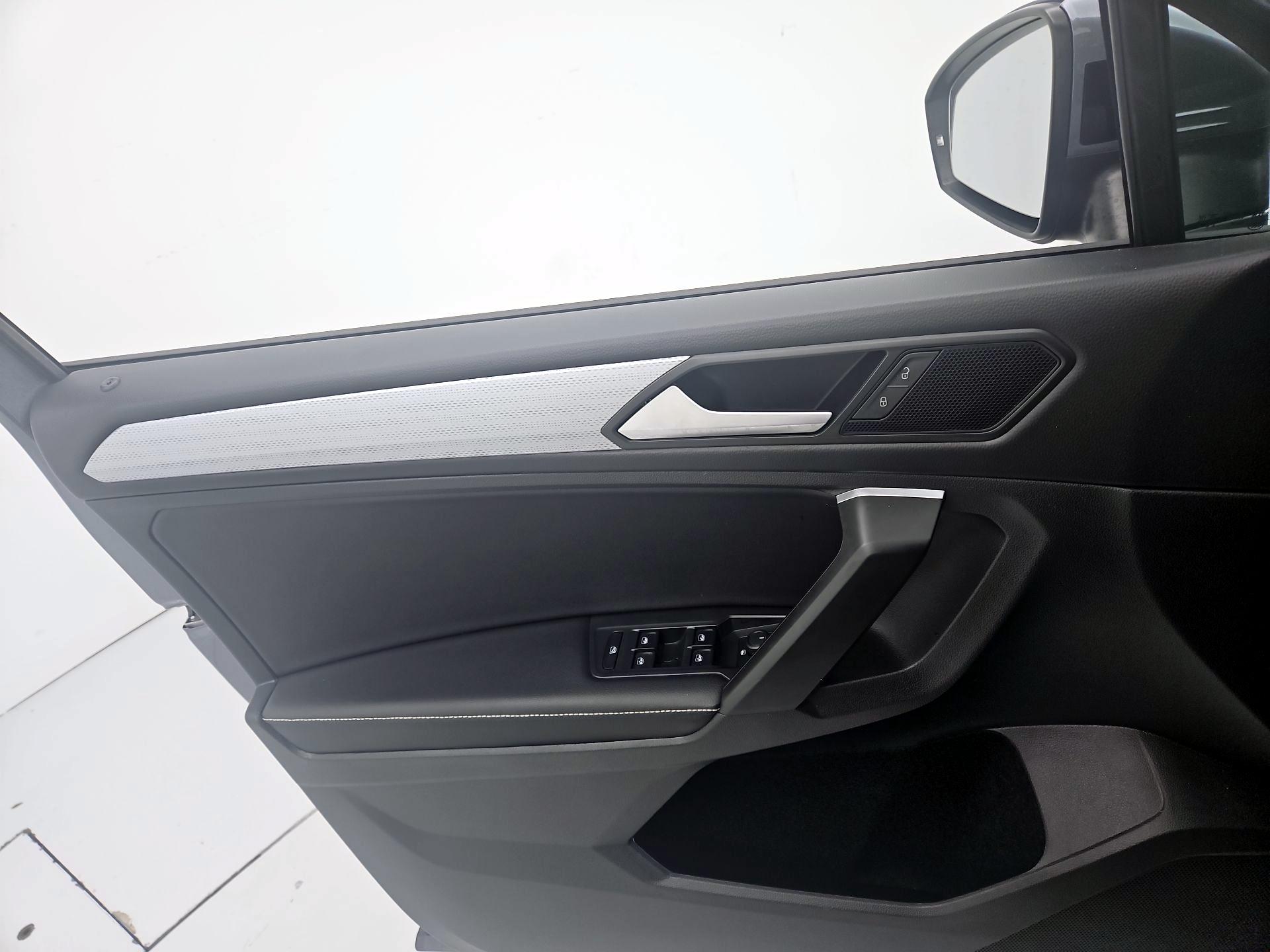 Thumbnail: 2024 Volkswagen Tiguan - 12