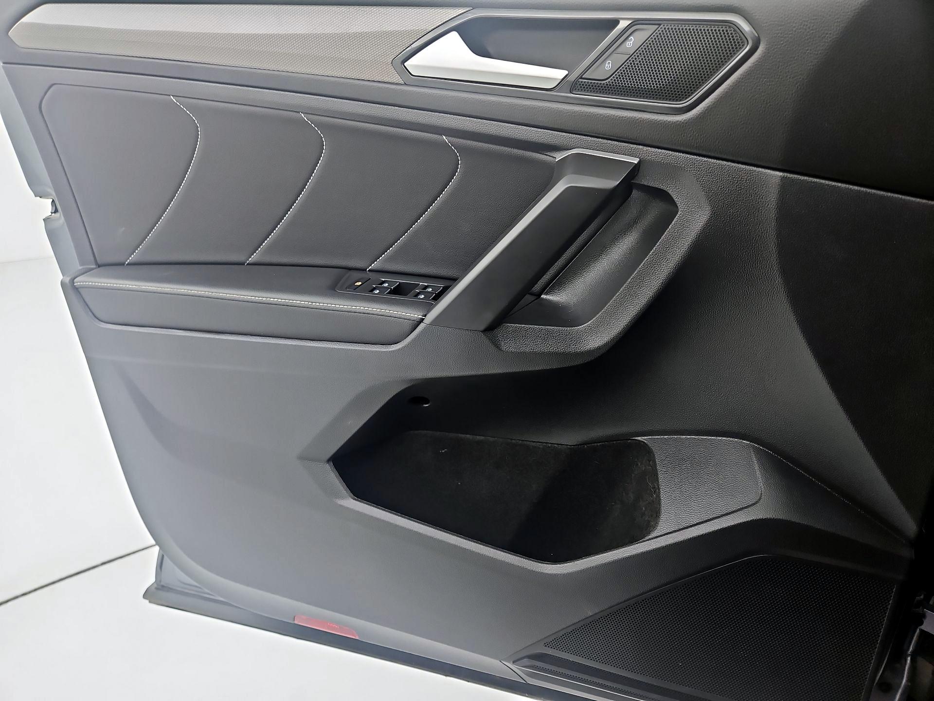 Thumbnail: 2023 Volkswagen Tiguan - 12