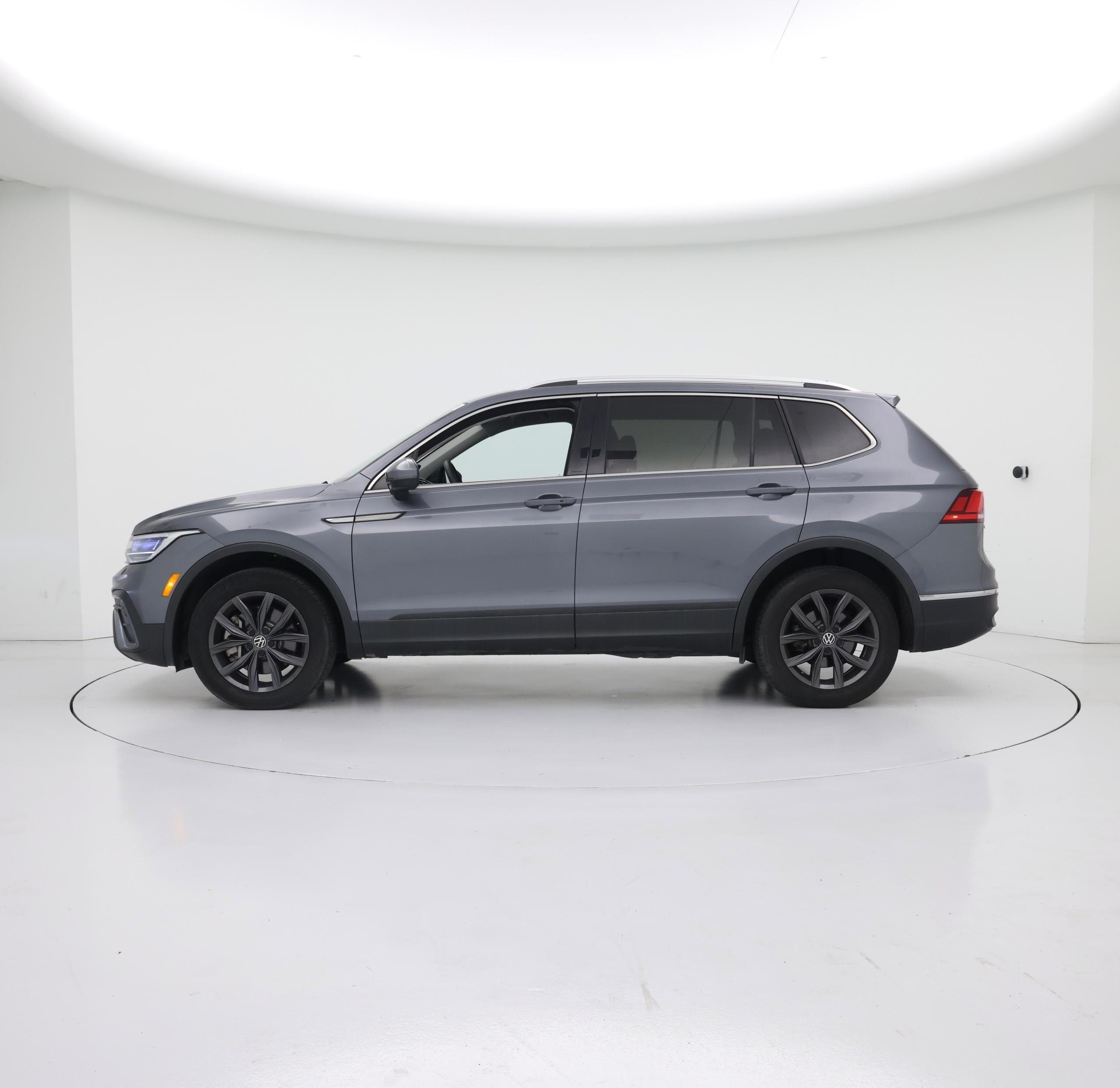 Thumbnail: 2023 Volkswagen Tiguan - 3