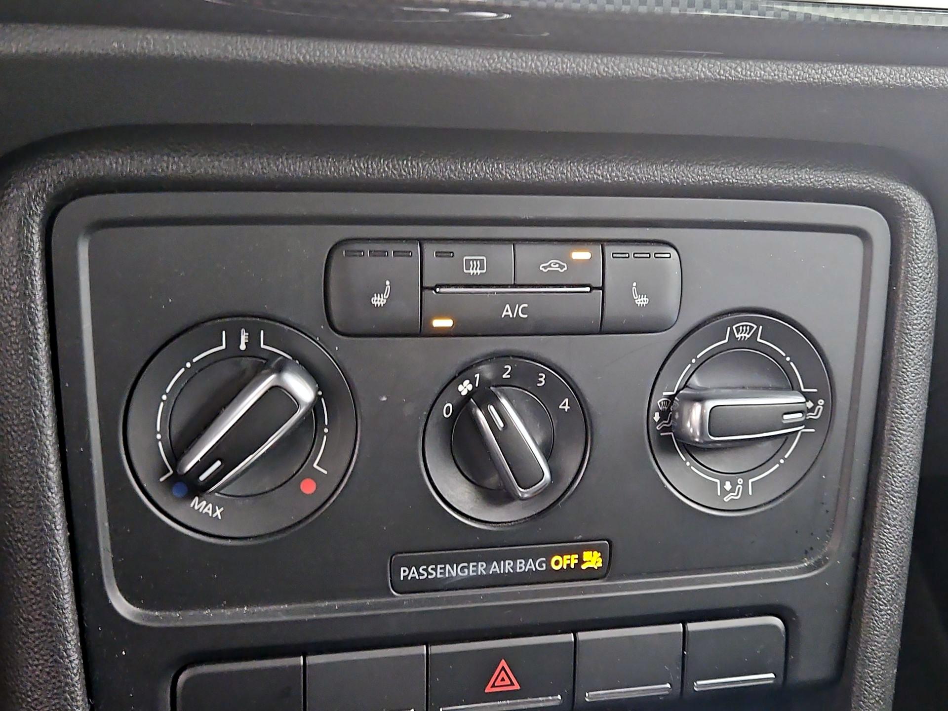 Thumbnail: 2014 Volkswagen Beetle - 15