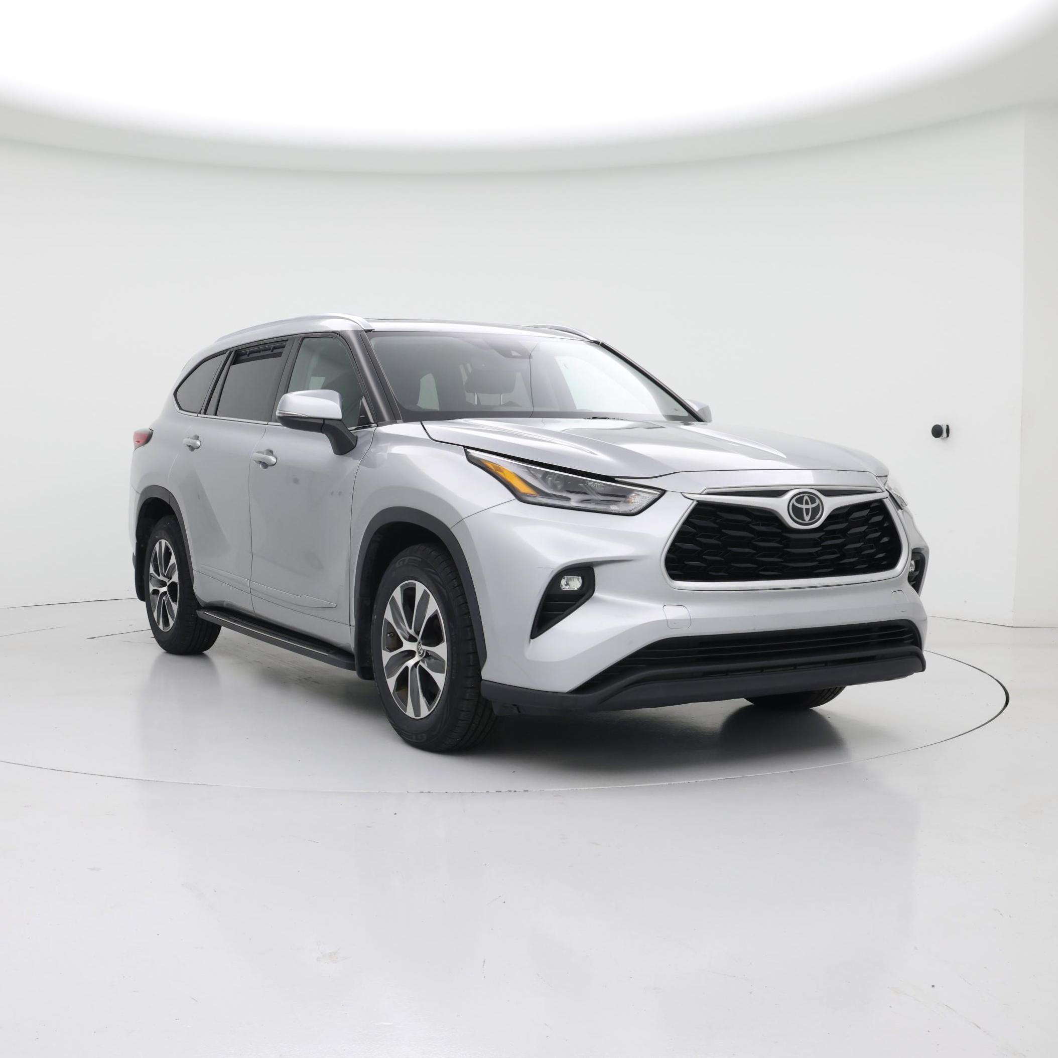 Silver 2021 Toyota Highlander XLE FWD SUV / Crossover Front-Wheel Drive Automatic