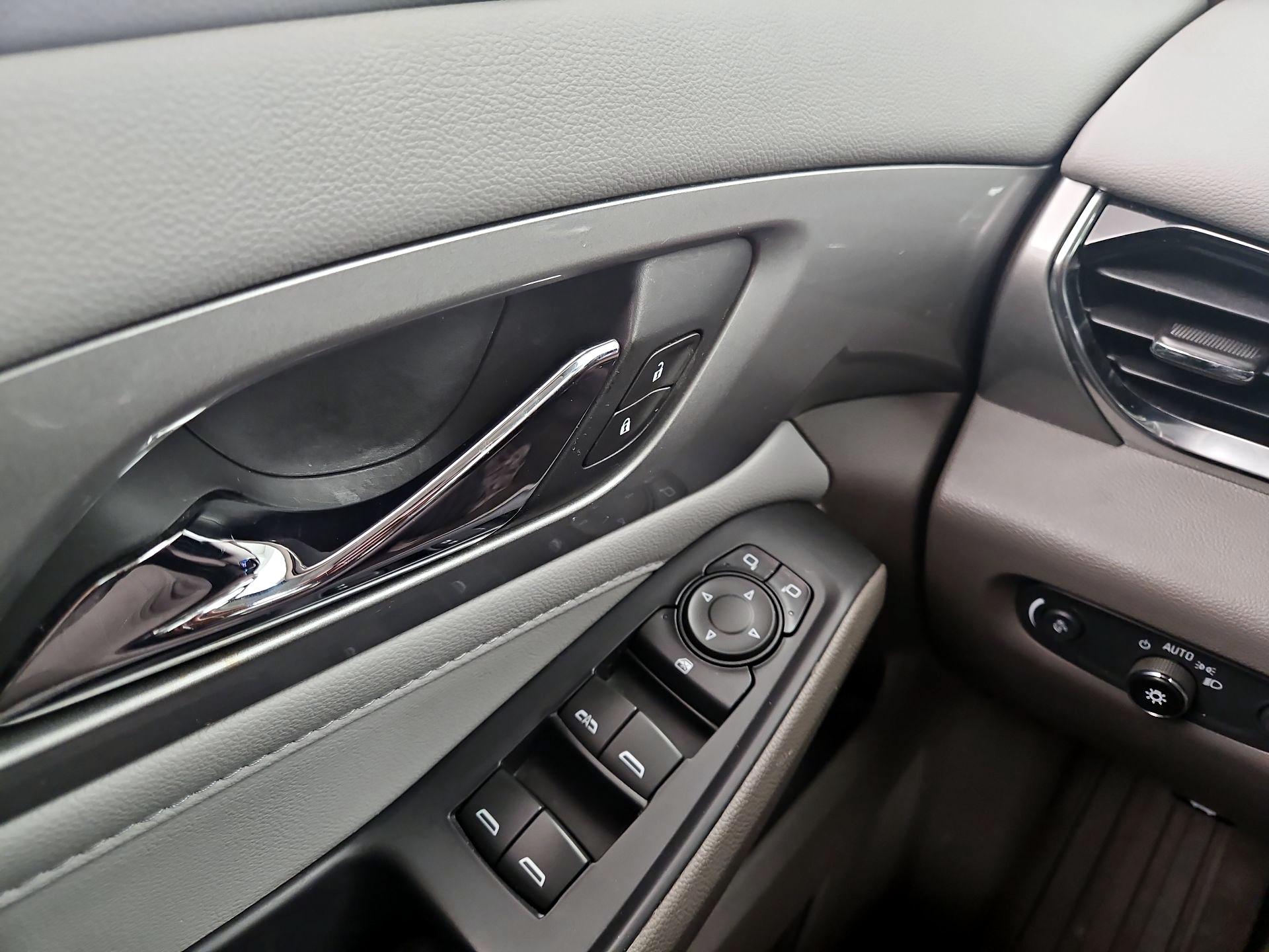 Thumbnail: 2021 Chevrolet Traverse - 12