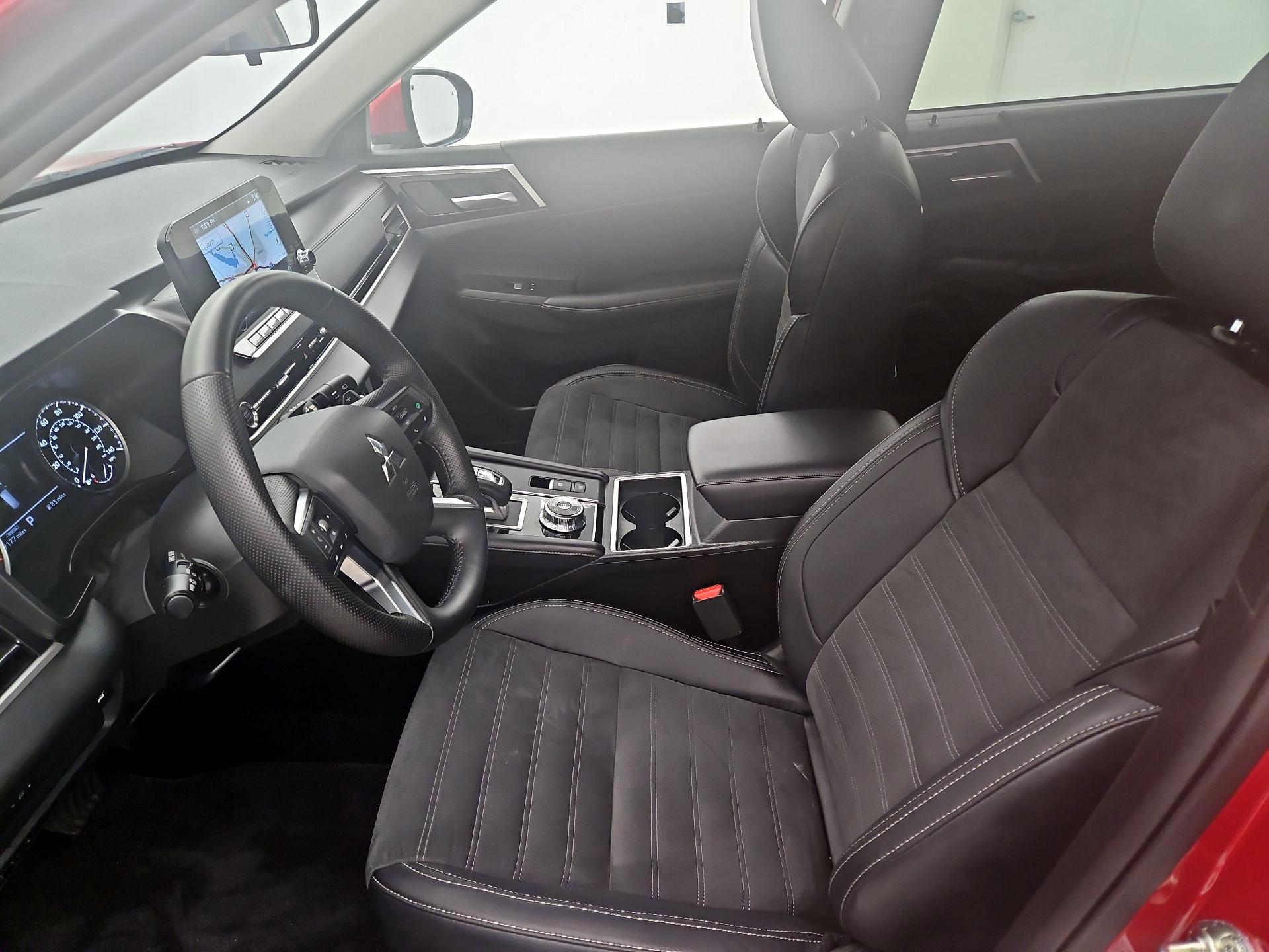 Thumbnail: 2024 Mitsubishi Outlander - 11