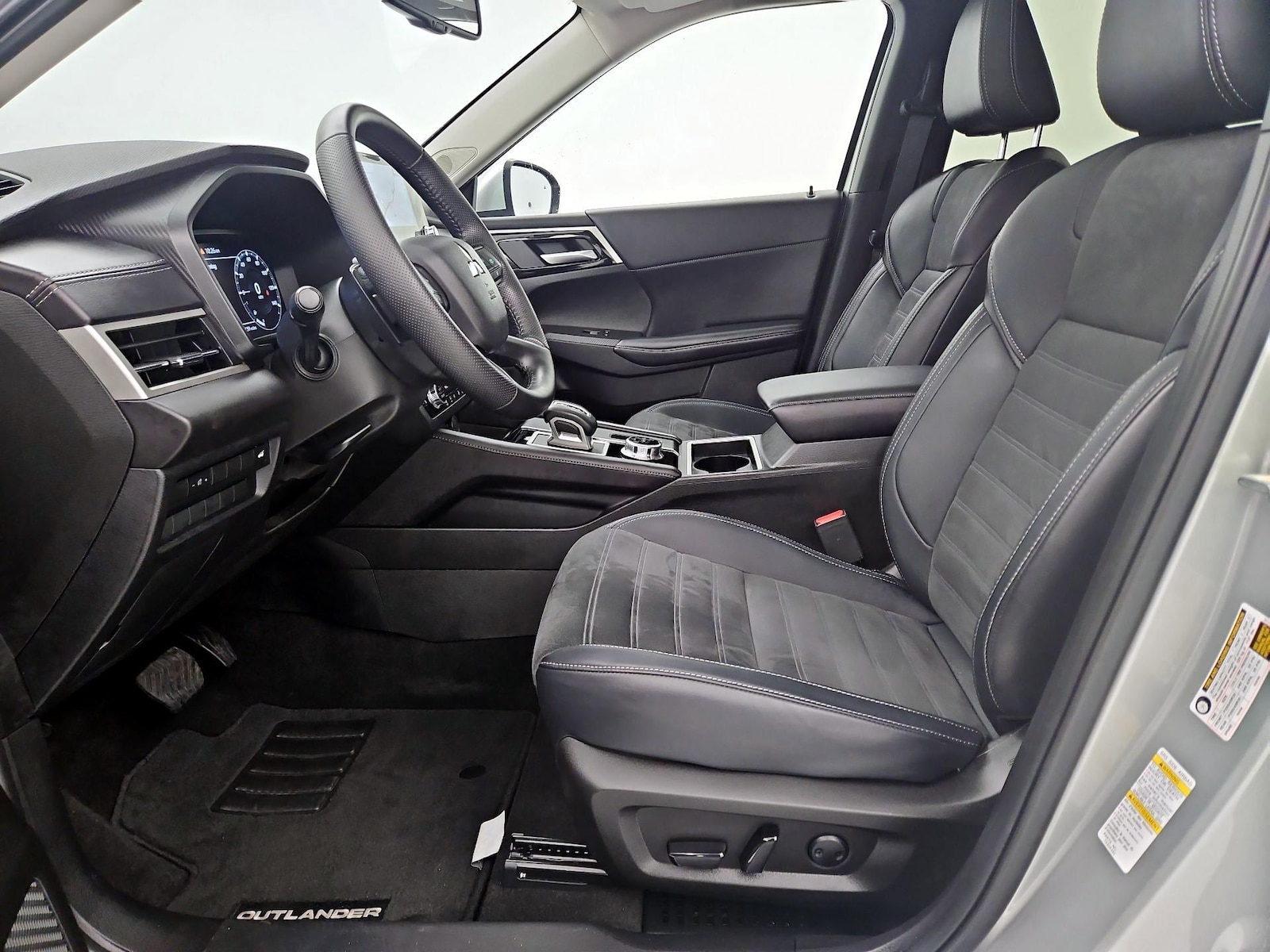 2024 Mitsubishi Outlander SE - Photo 12
