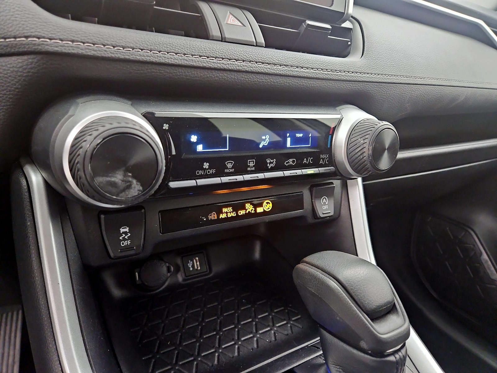 2024 Toyota RAV4 LE - Photo 17