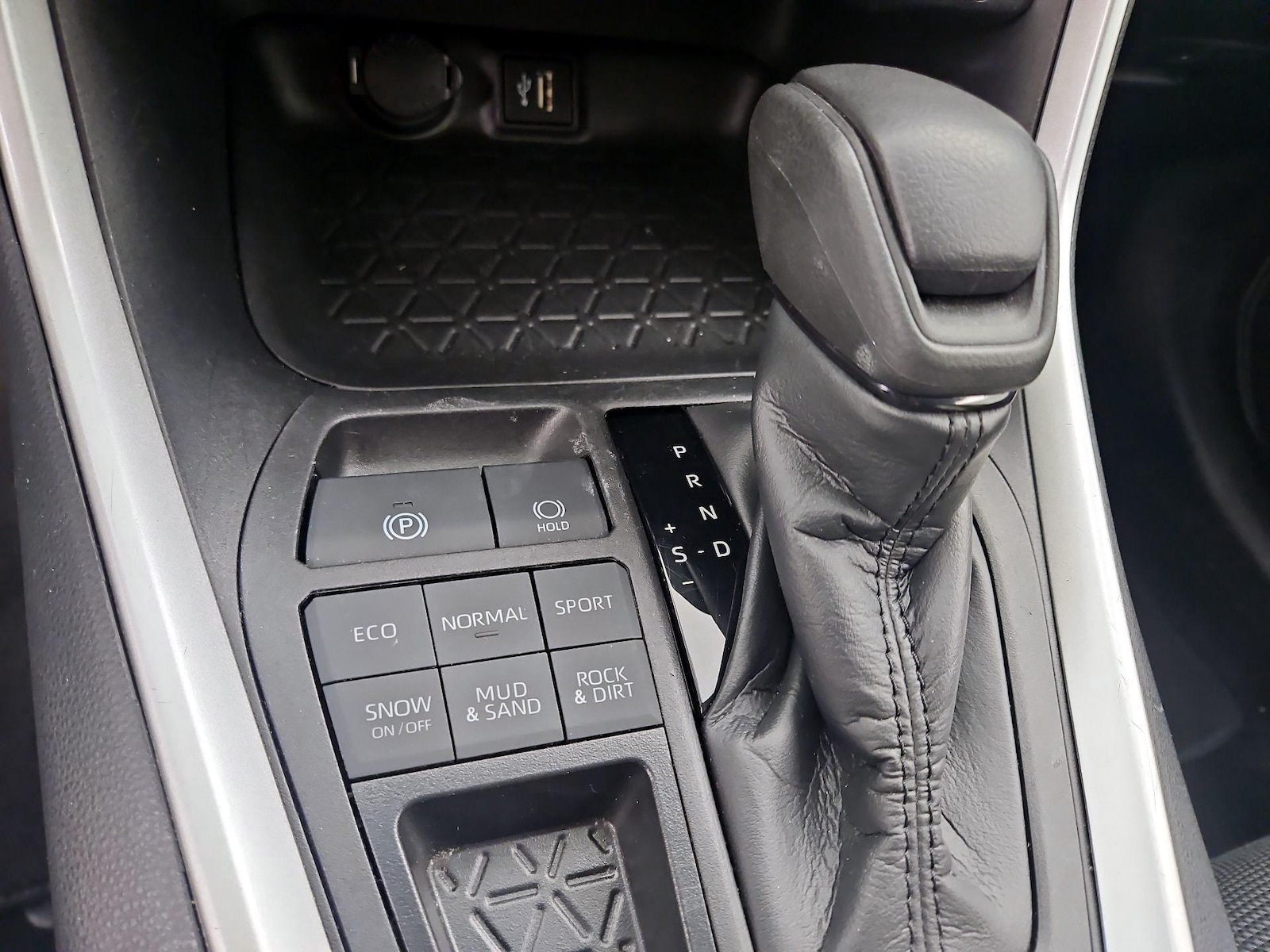 2024 Toyota RAV4 LE - Photo 18