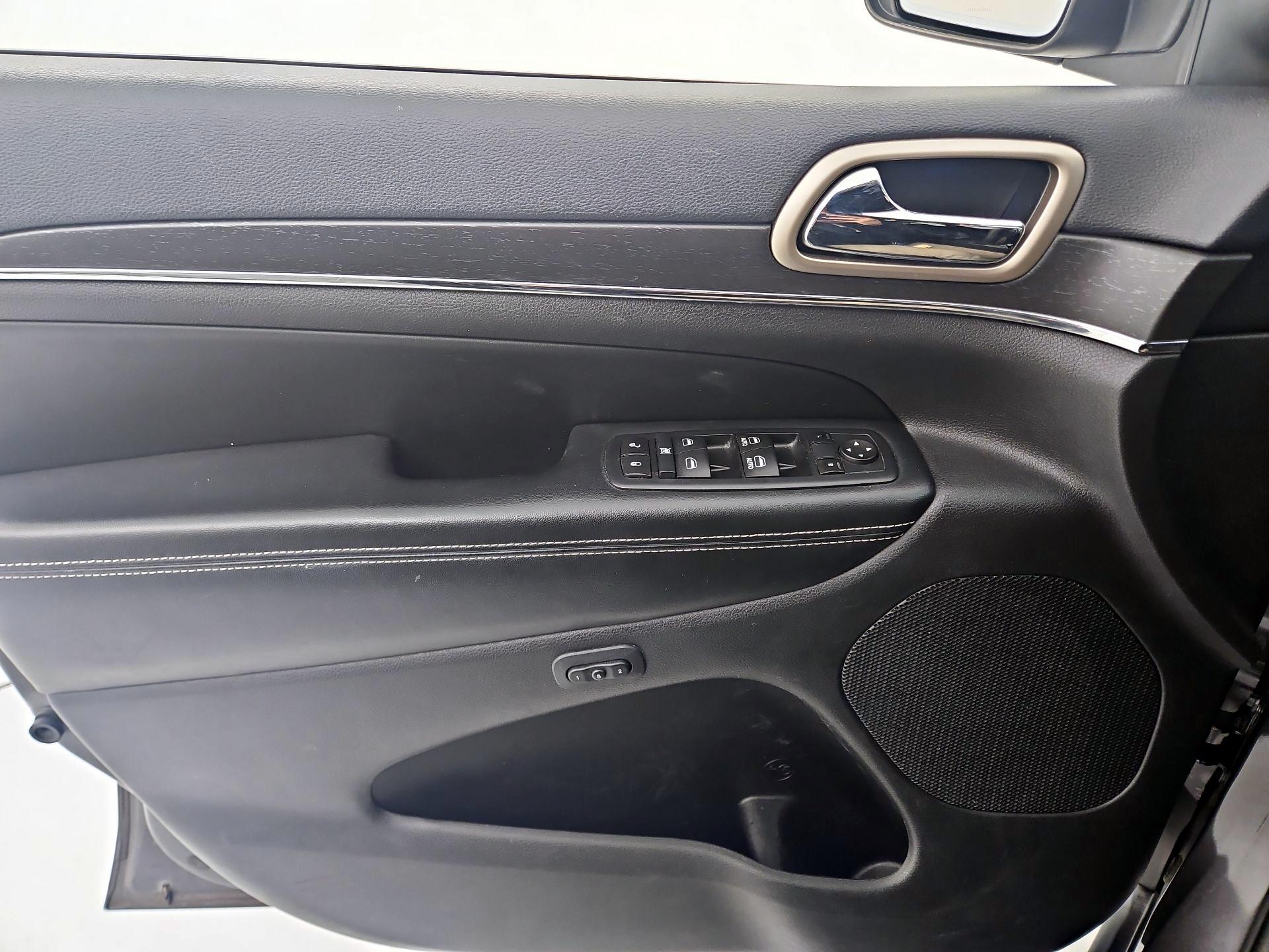 Thumbnail: 2015 Jeep Grand Cherokee - 12