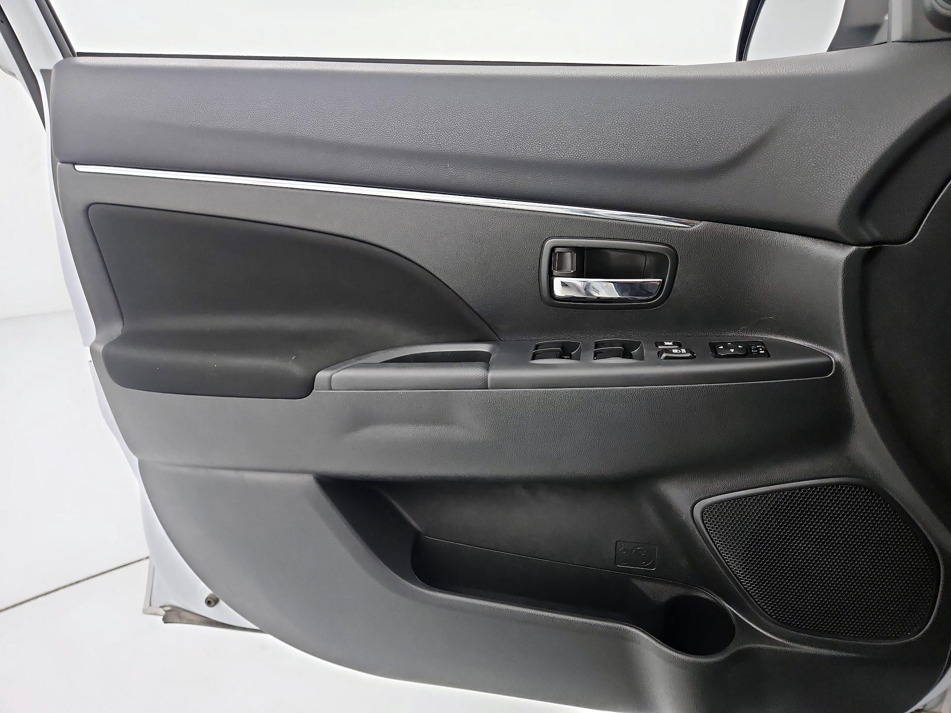 Thumbnail: 2023 Mitsubishi Outlander Sport - 12