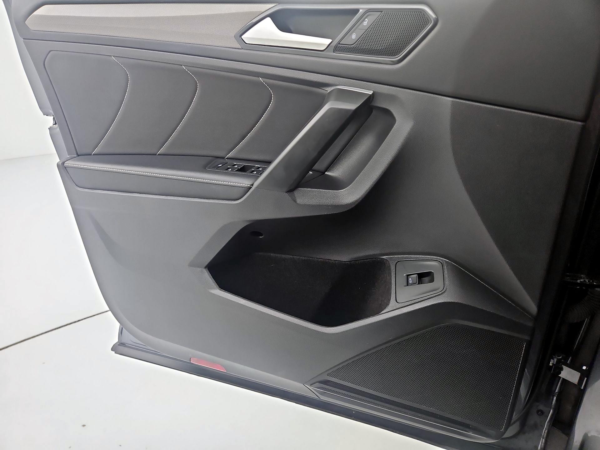 Thumbnail: 2024 Volkswagen Tiguan - 12