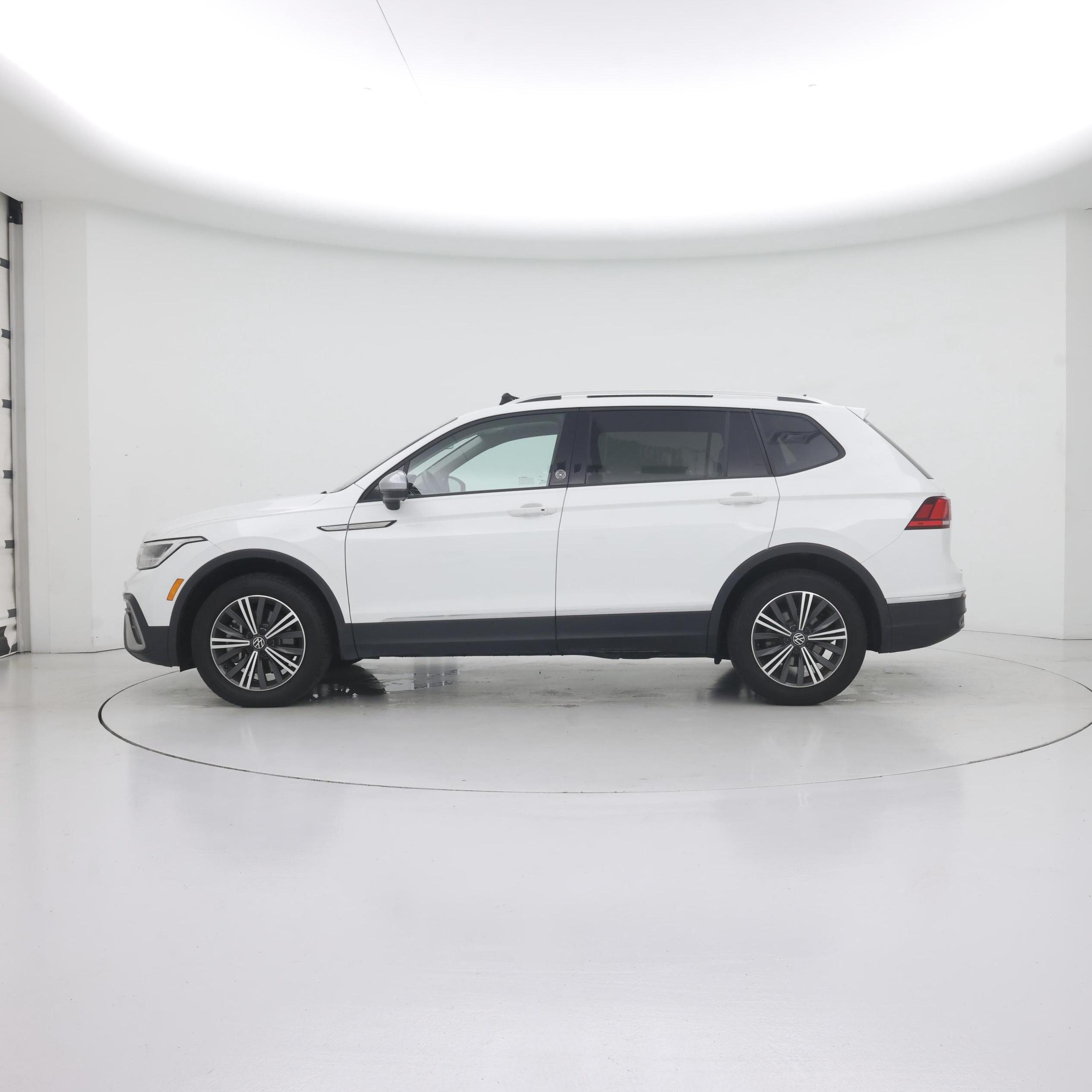 Thumbnail: 2024 Volkswagen Tiguan - 3