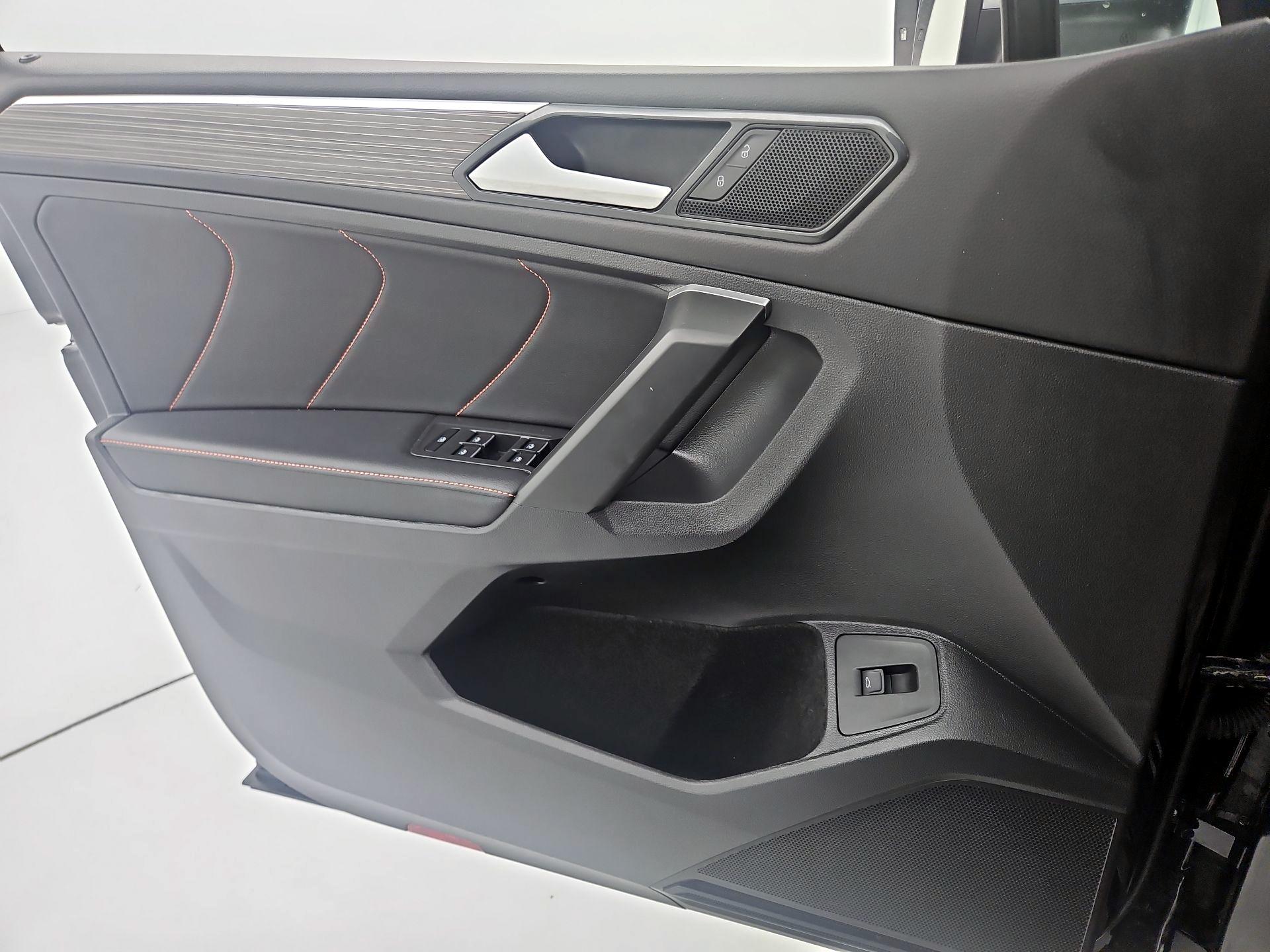 Thumbnail: 2024 Volkswagen Tiguan - 12