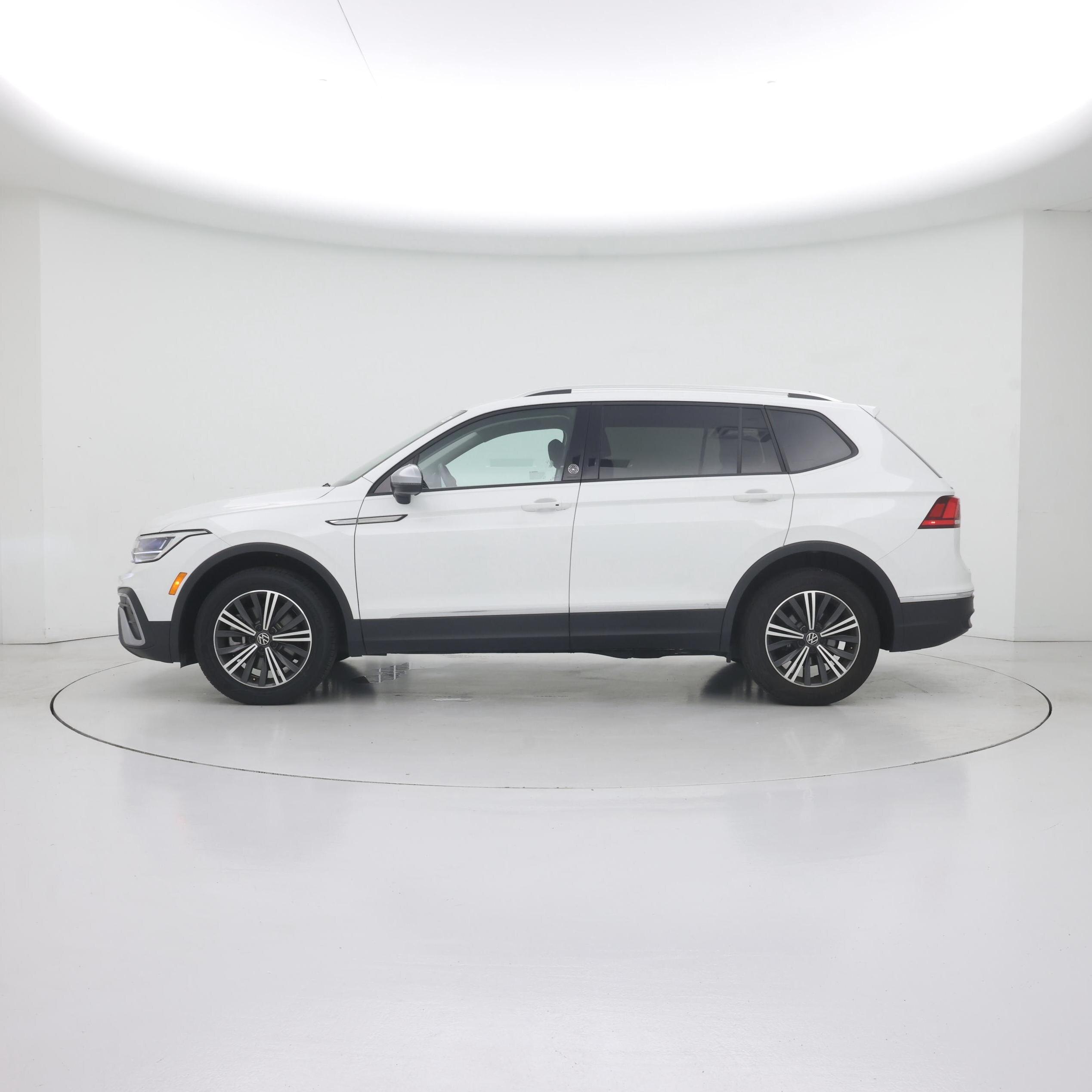 Thumbnail: 2024 Volkswagen Tiguan - 3