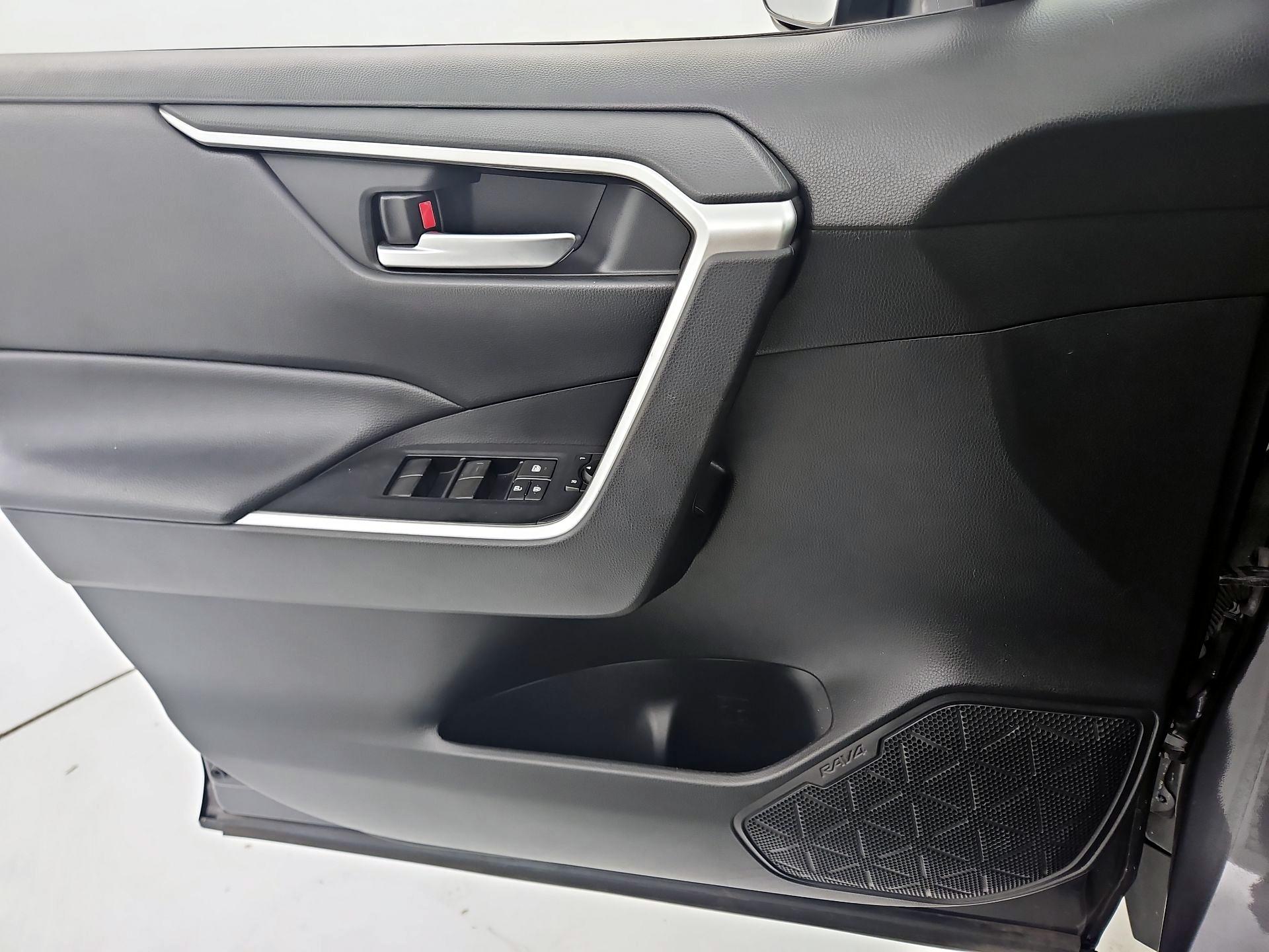 Thumbnail: 2019 Toyota RAV4 - 12