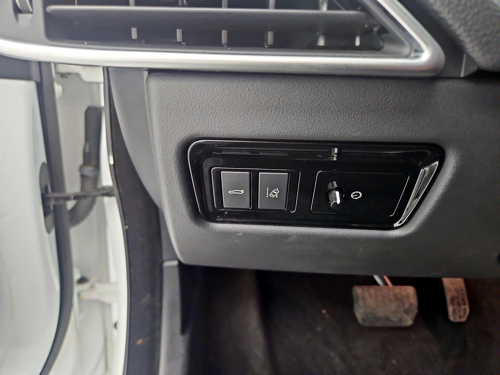 Thumbnail: 2018 Jaguar XE - 13