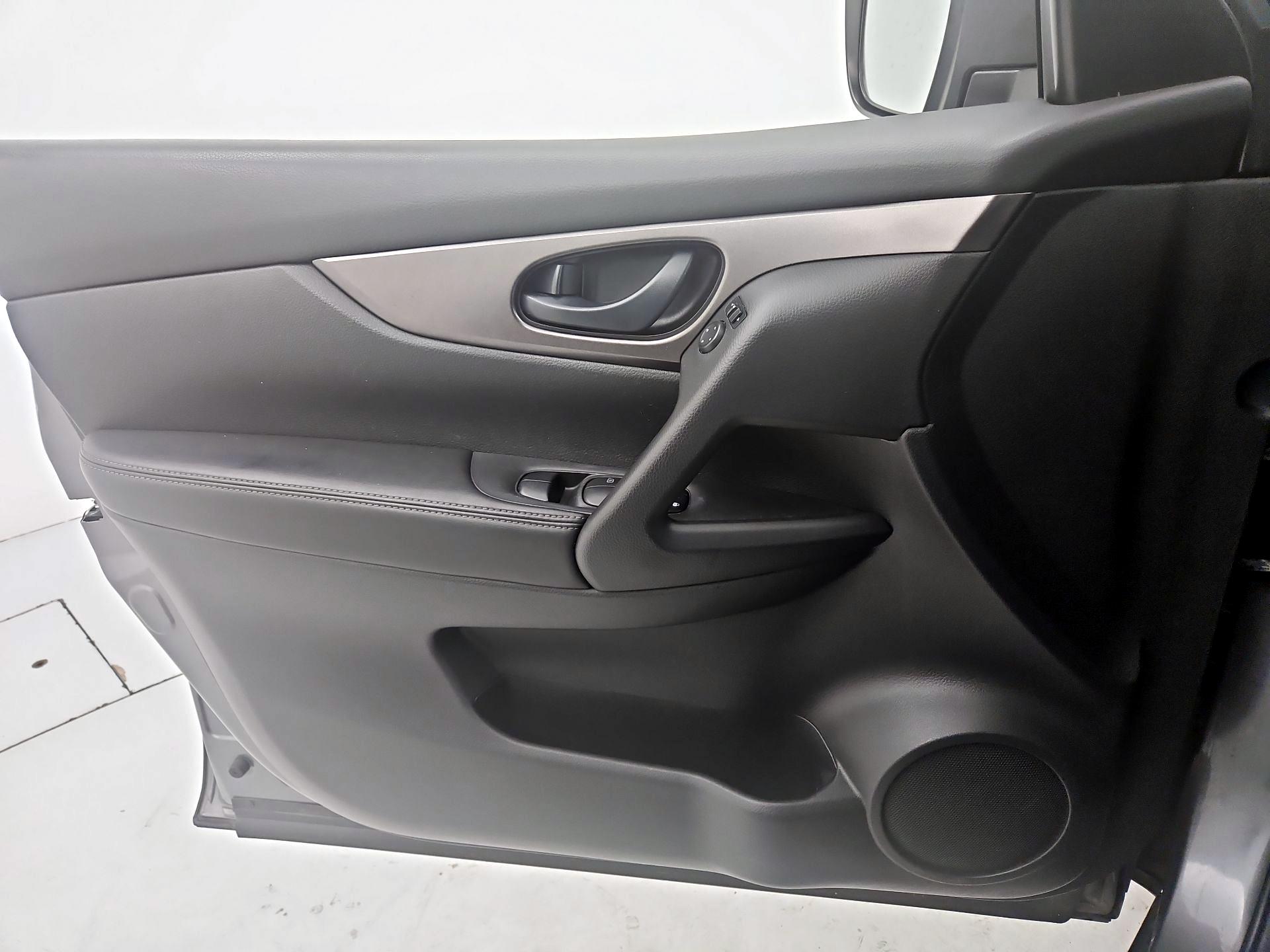 Thumbnail: 2018 Nissan Rogue Sport - 12