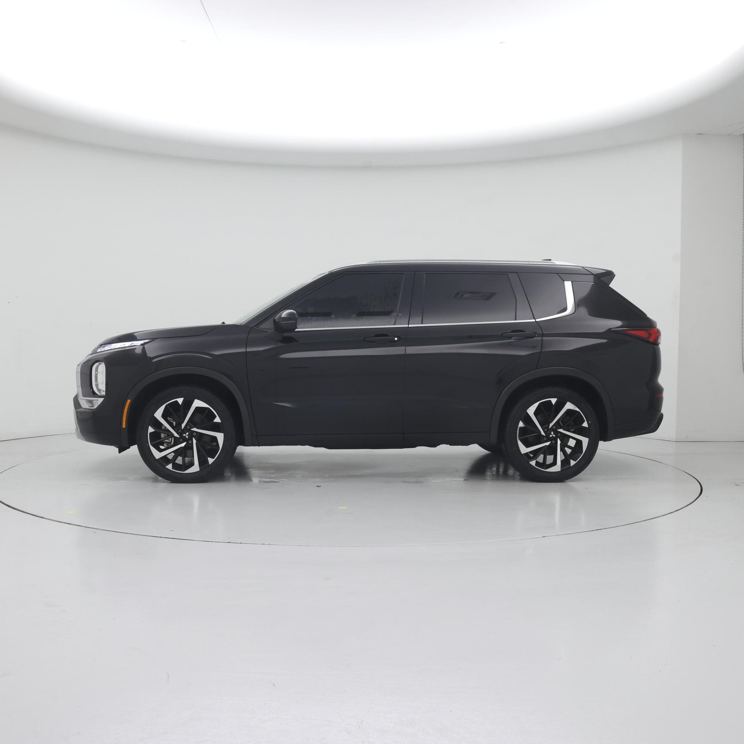 Thumbnail: 2023 Mitsubishi Outlander - 3