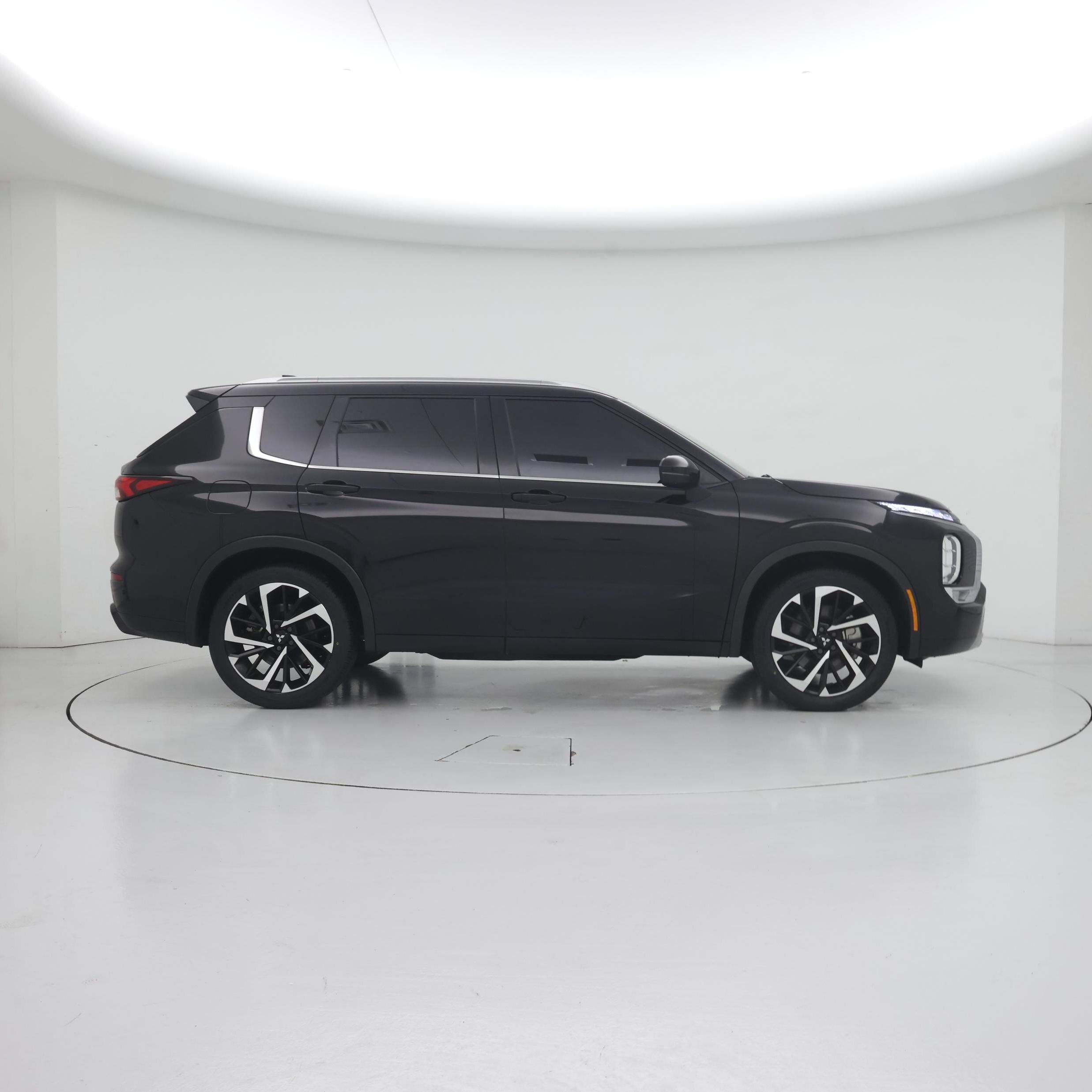 Thumbnail: 2023 Mitsubishi Outlander - 7