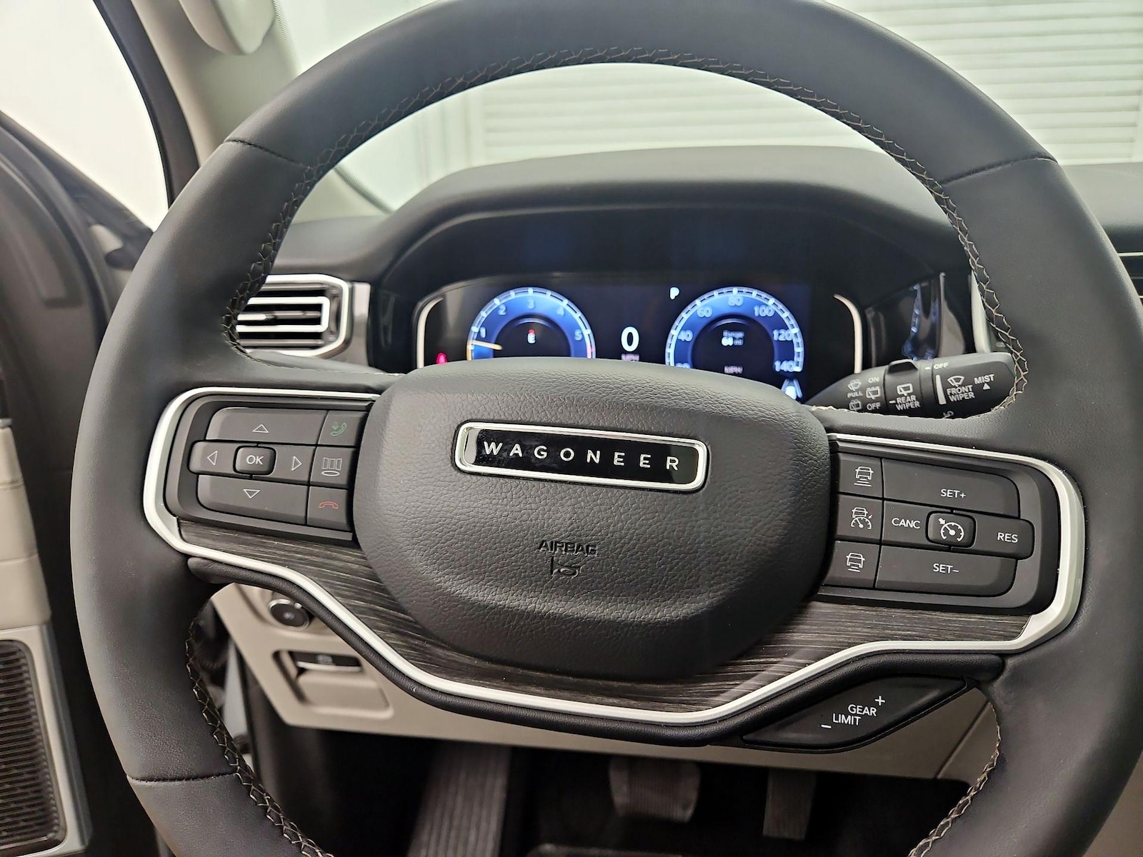 2023 Jeep Wagoneer L Series III - Photo 11