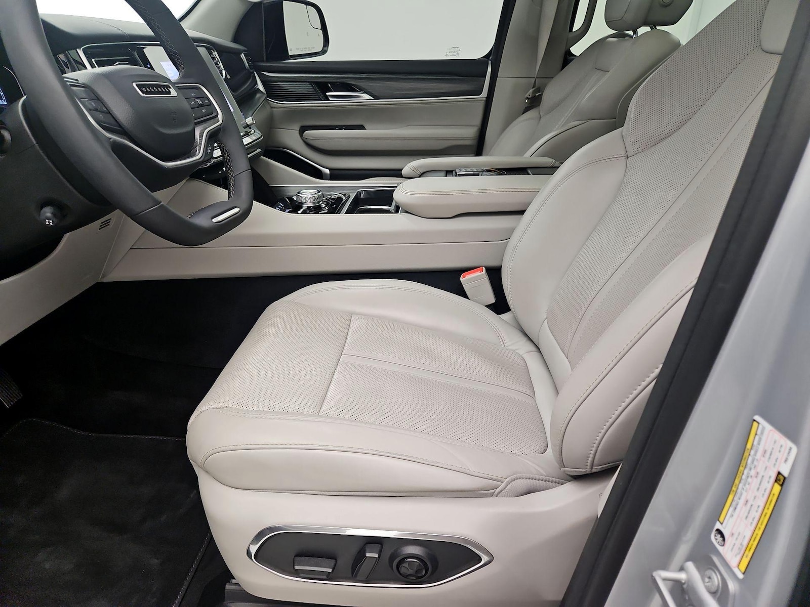 2023 Jeep Wagoneer L Series III - Photo 12