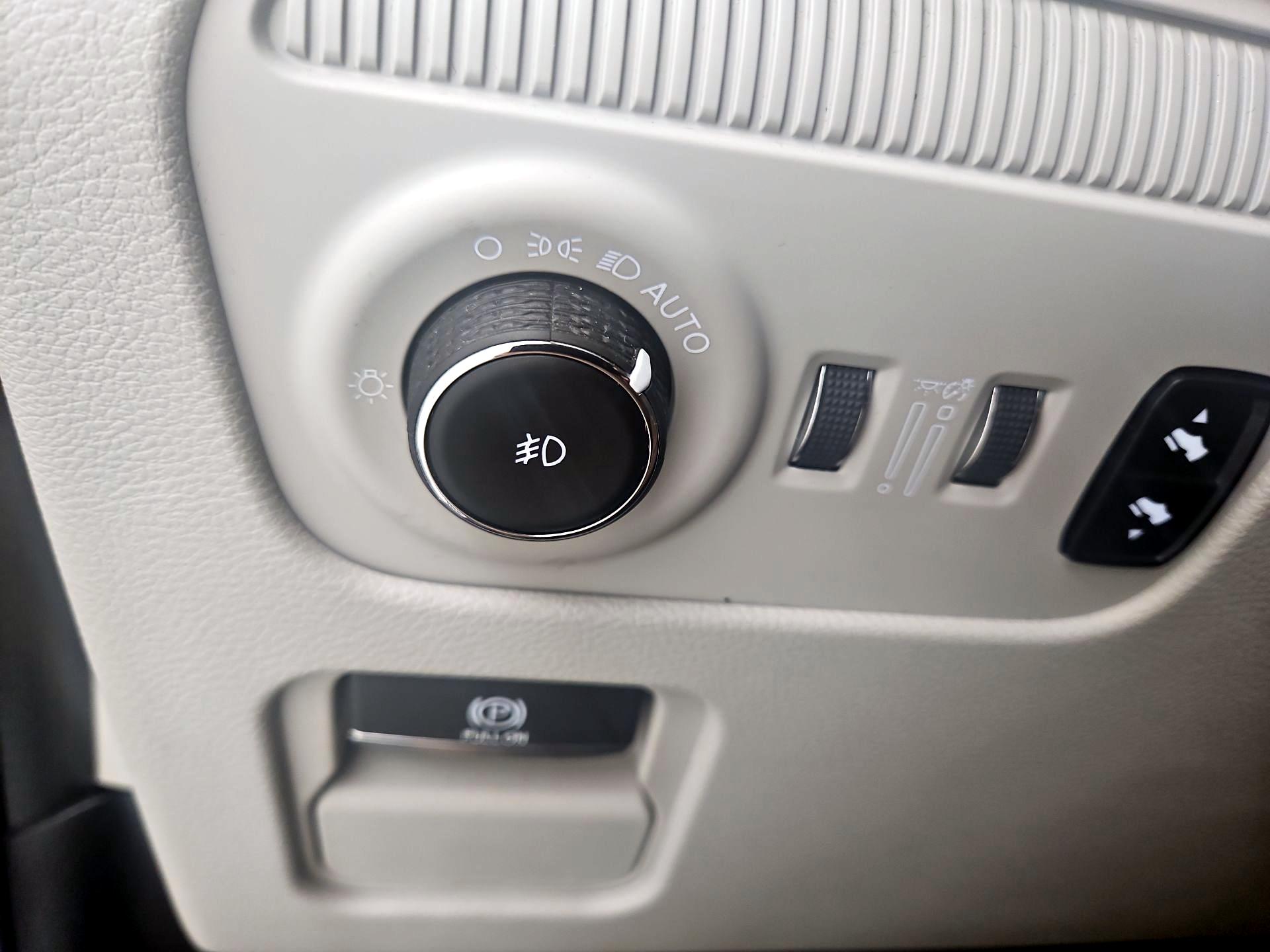 Thumbnail: 2023 Jeep Wagoneer - 13