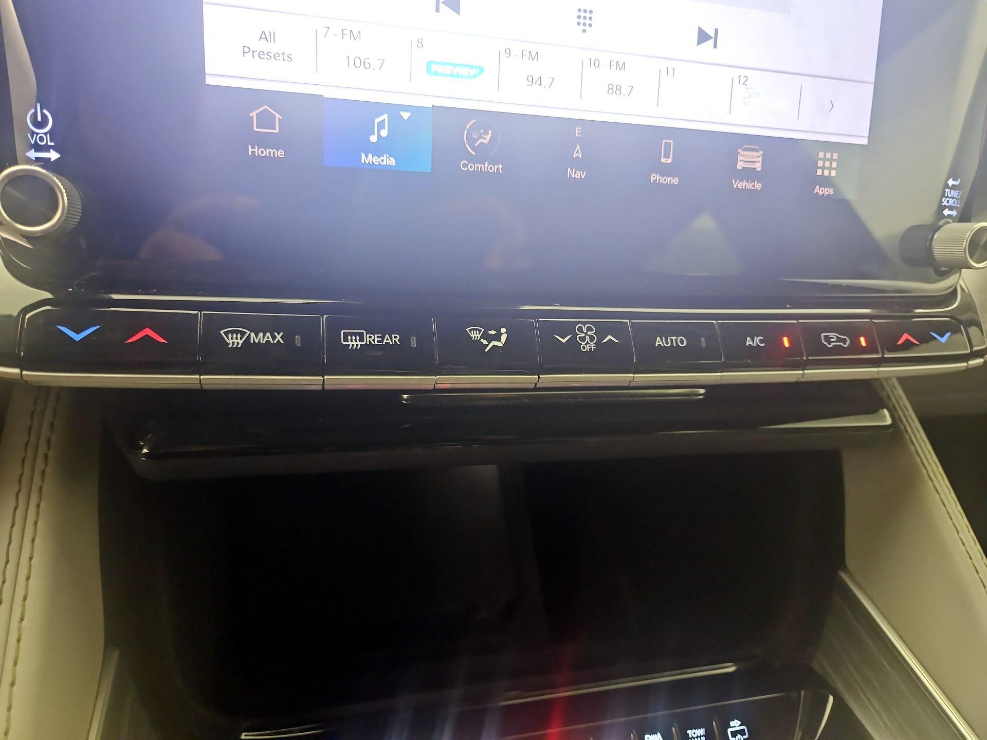 Thumbnail: 2023 Jeep Wagoneer - 17