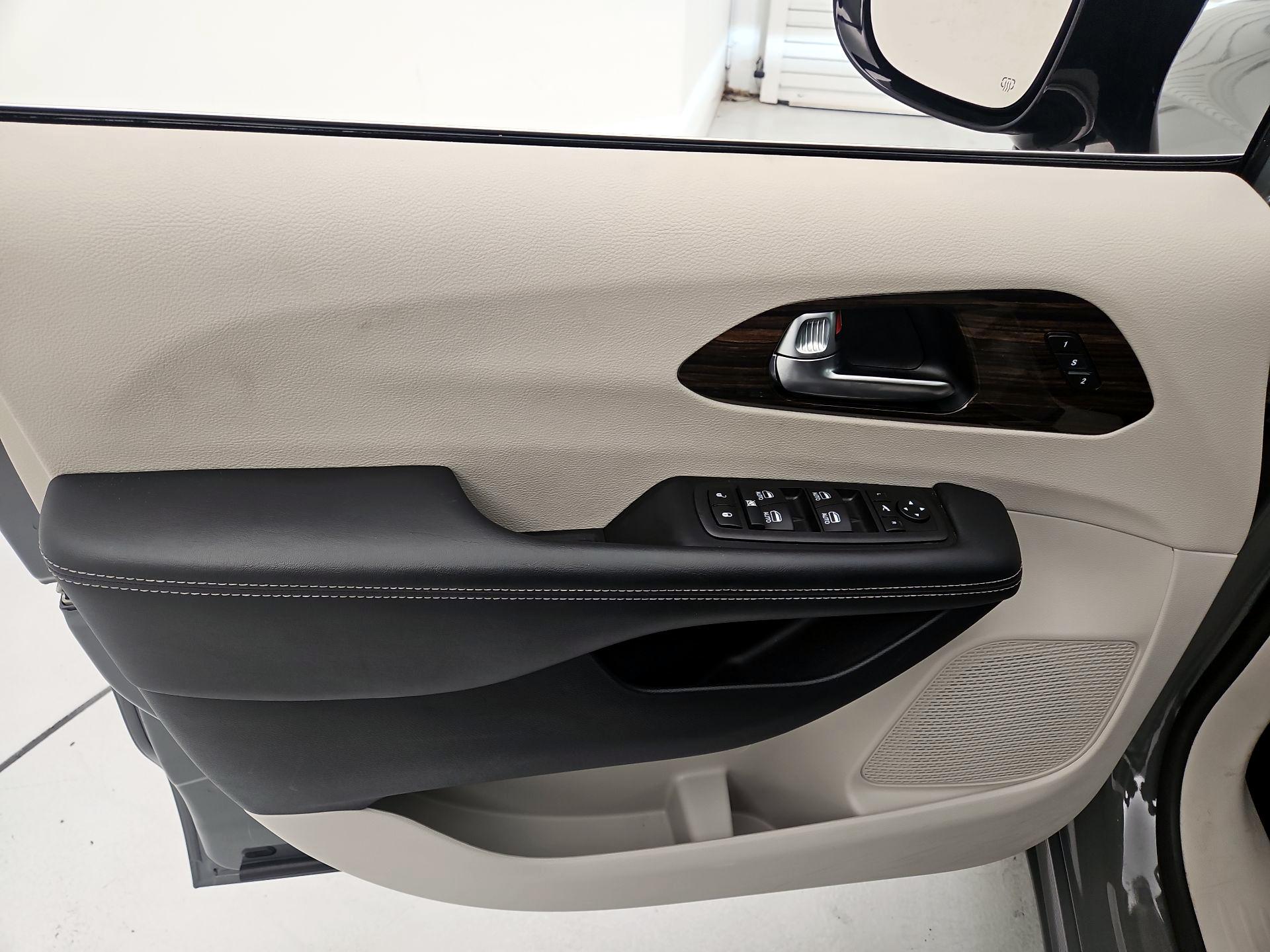 Thumbnail: 2023 Chrysler Pacifica - 12