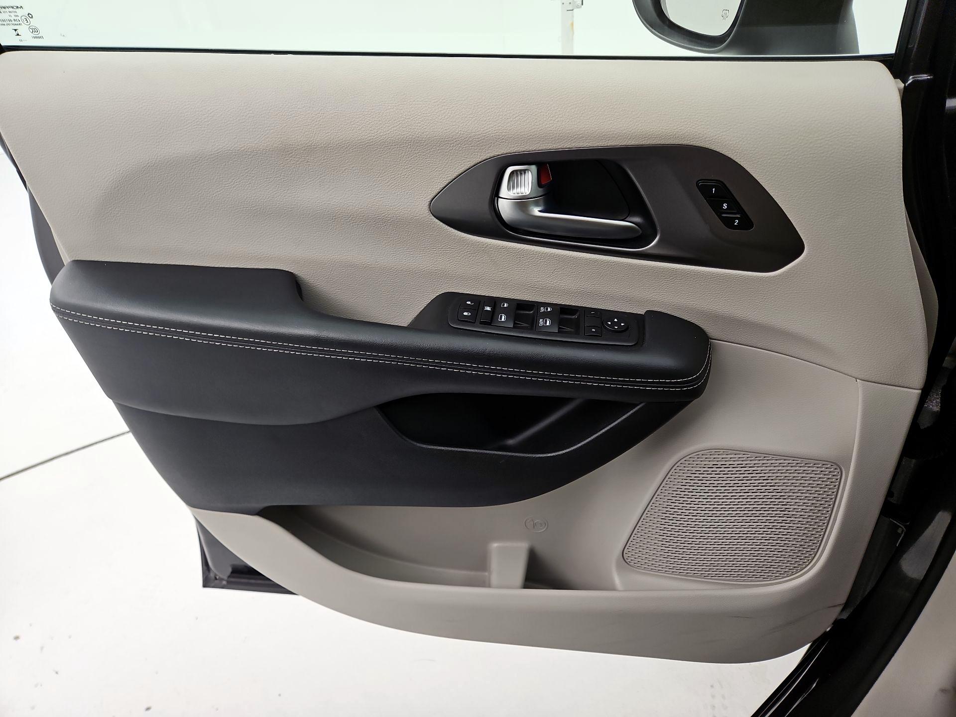 Thumbnail: 2023 Chrysler Pacifica - 10