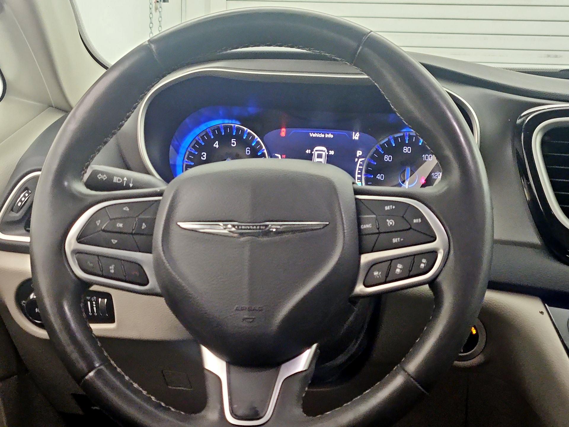 Thumbnail: 2023 Chrysler Pacifica - 10