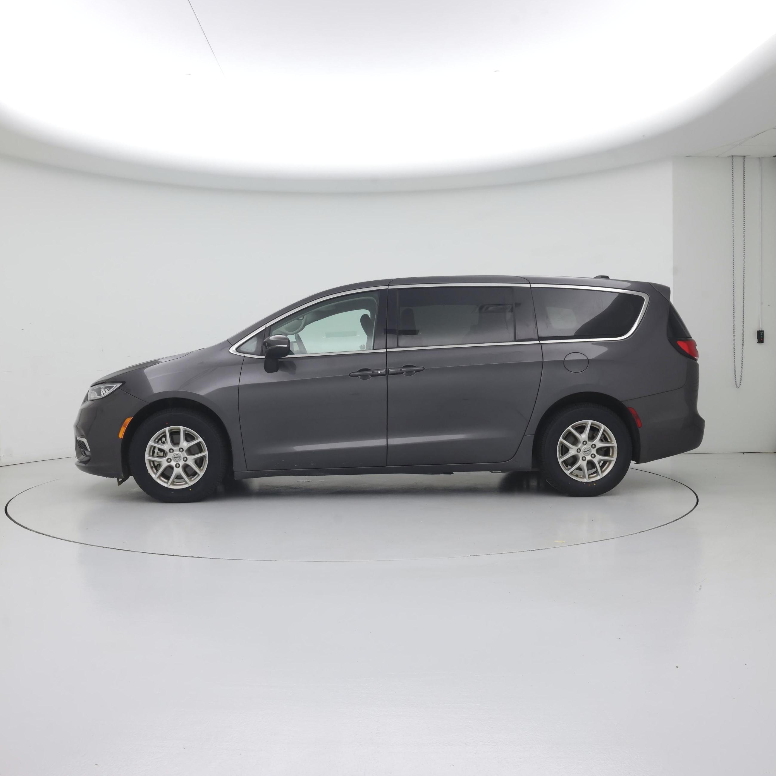 Thumbnail: 2023 Chrysler Pacifica - 3