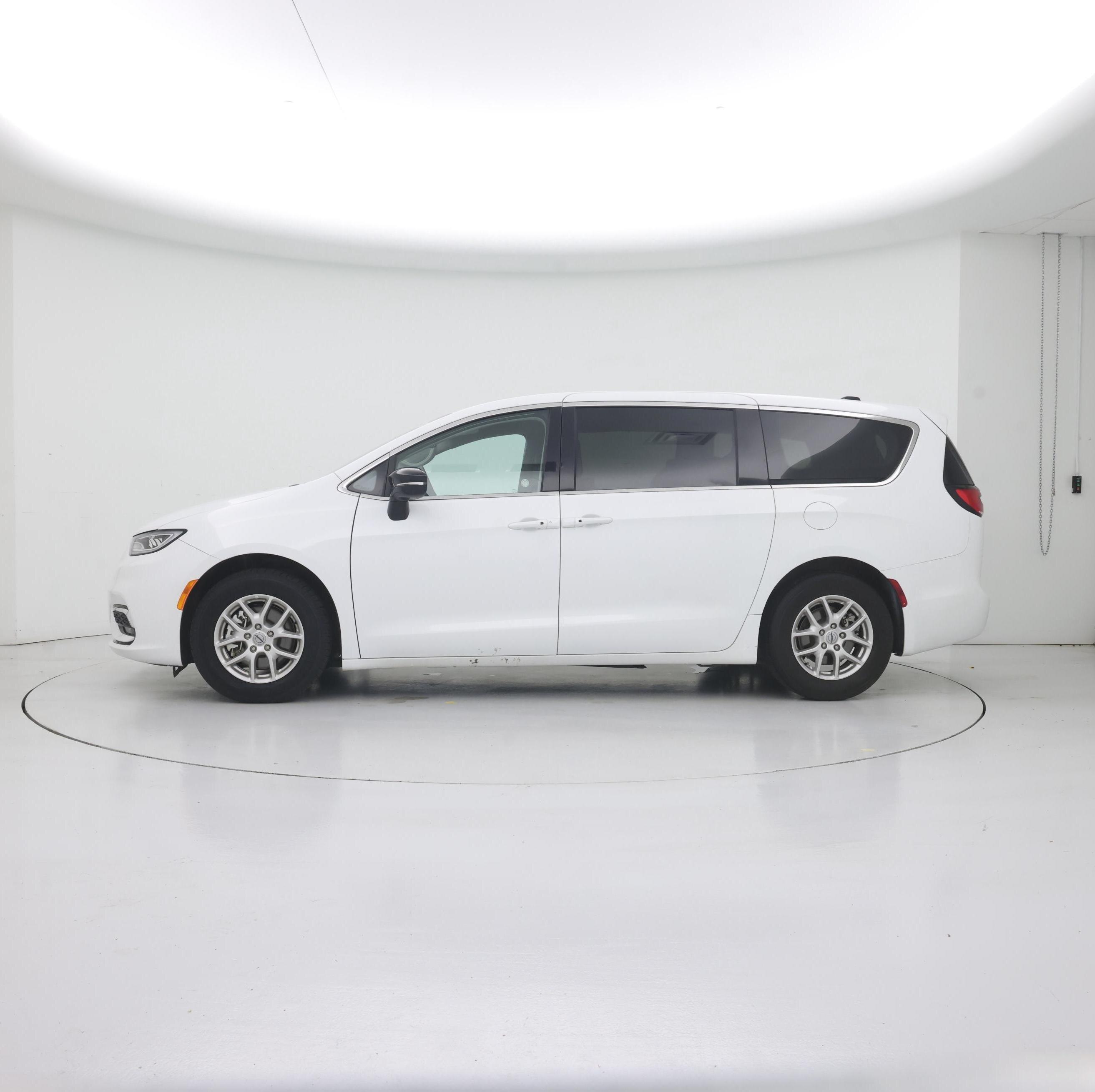 Thumbnail: 2024 Chrysler Pacifica - 3
