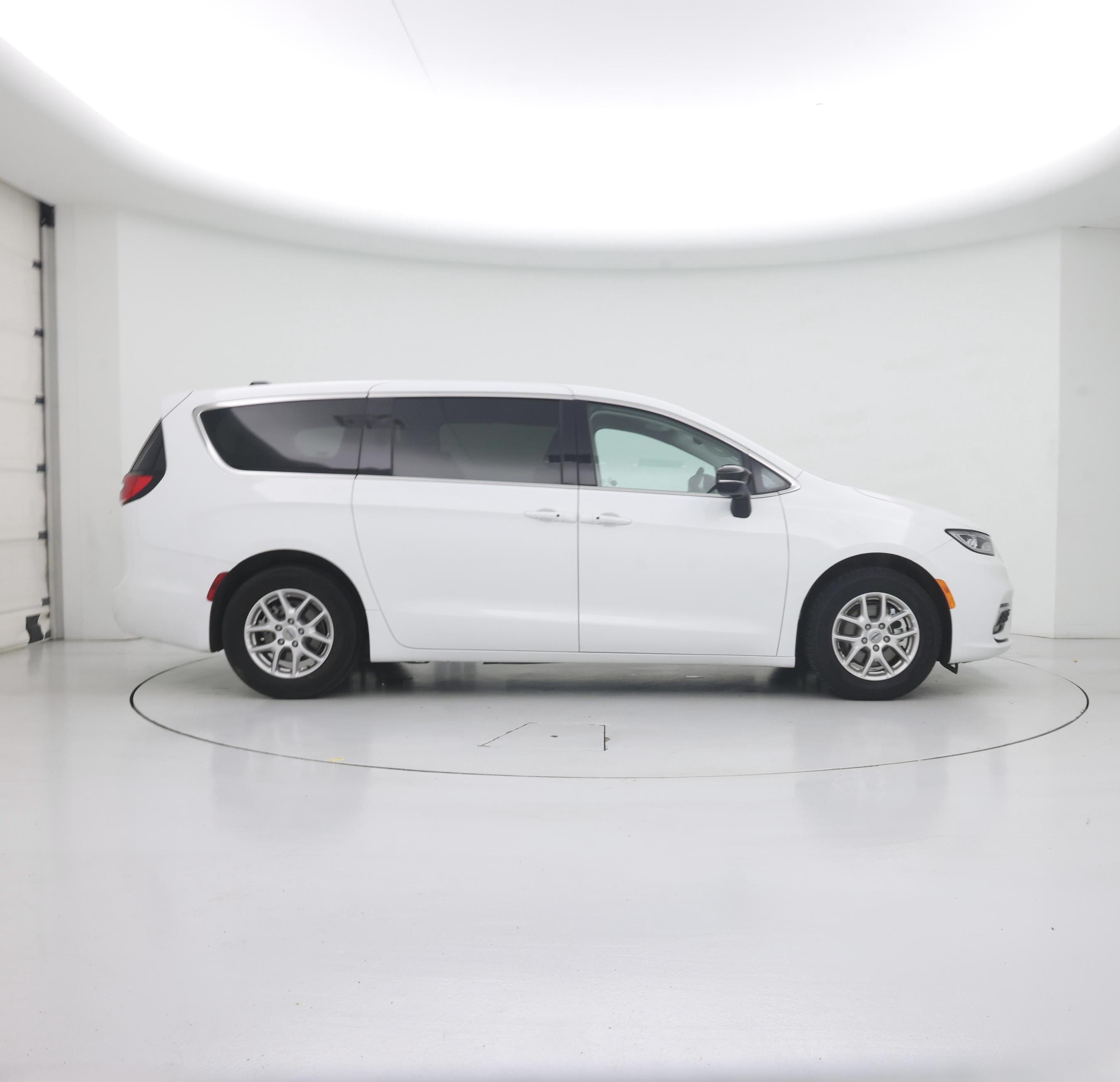 Thumbnail: 2024 Chrysler Pacifica - 7
