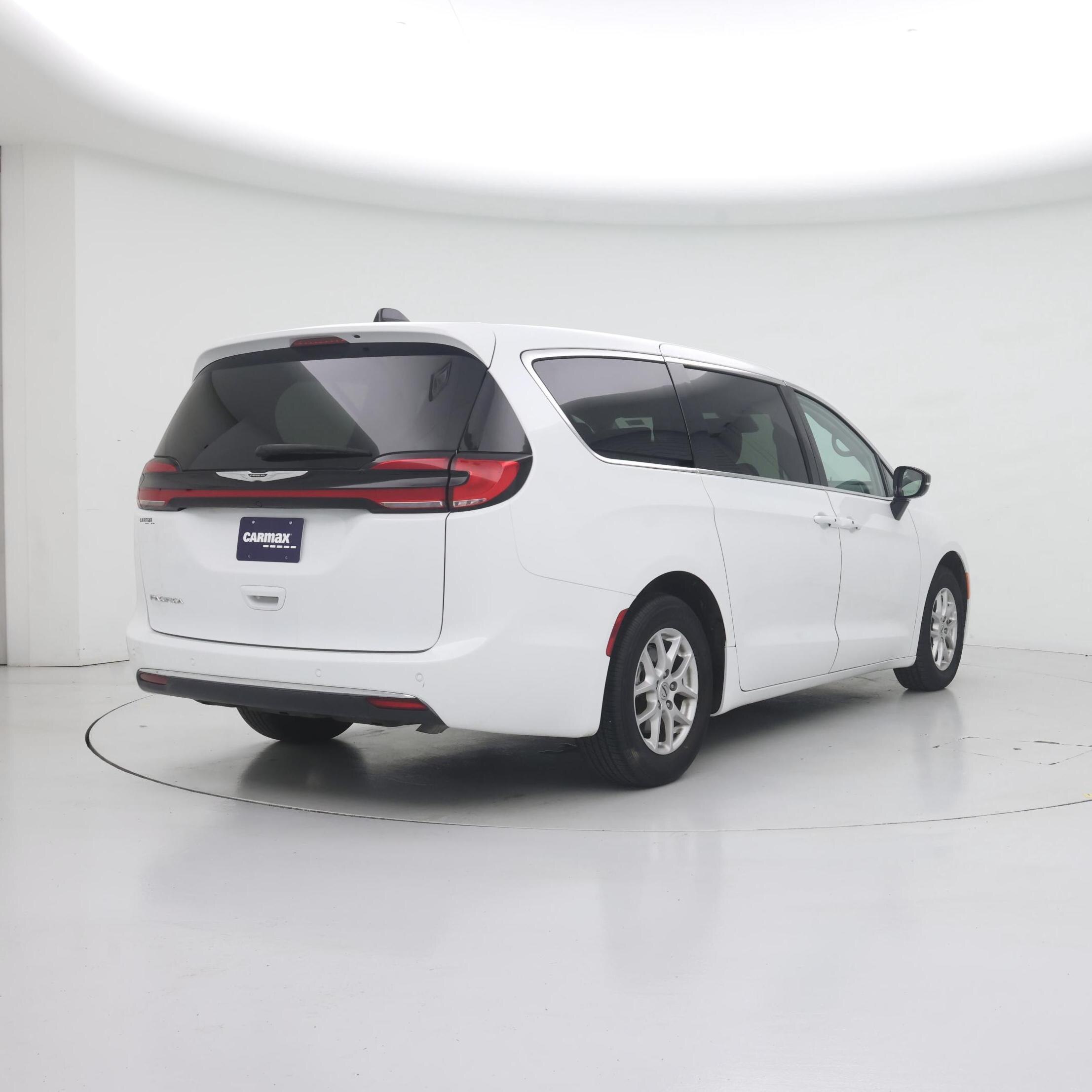 Thumbnail: 2024 Chrysler Pacifica - 8
