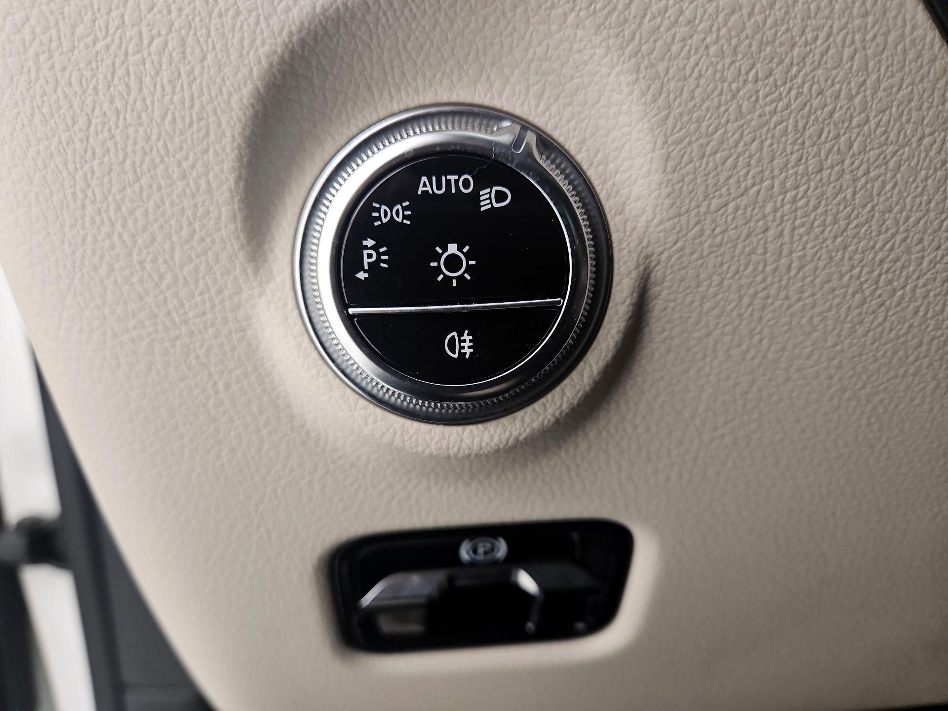 Thumbnail: 2024 Mercedes-Benz C-Class - 13