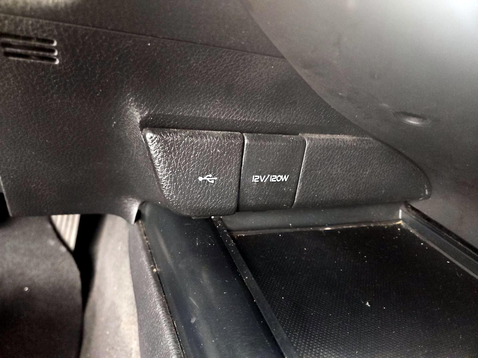 2020 Toyota Camry LE - Photo 19