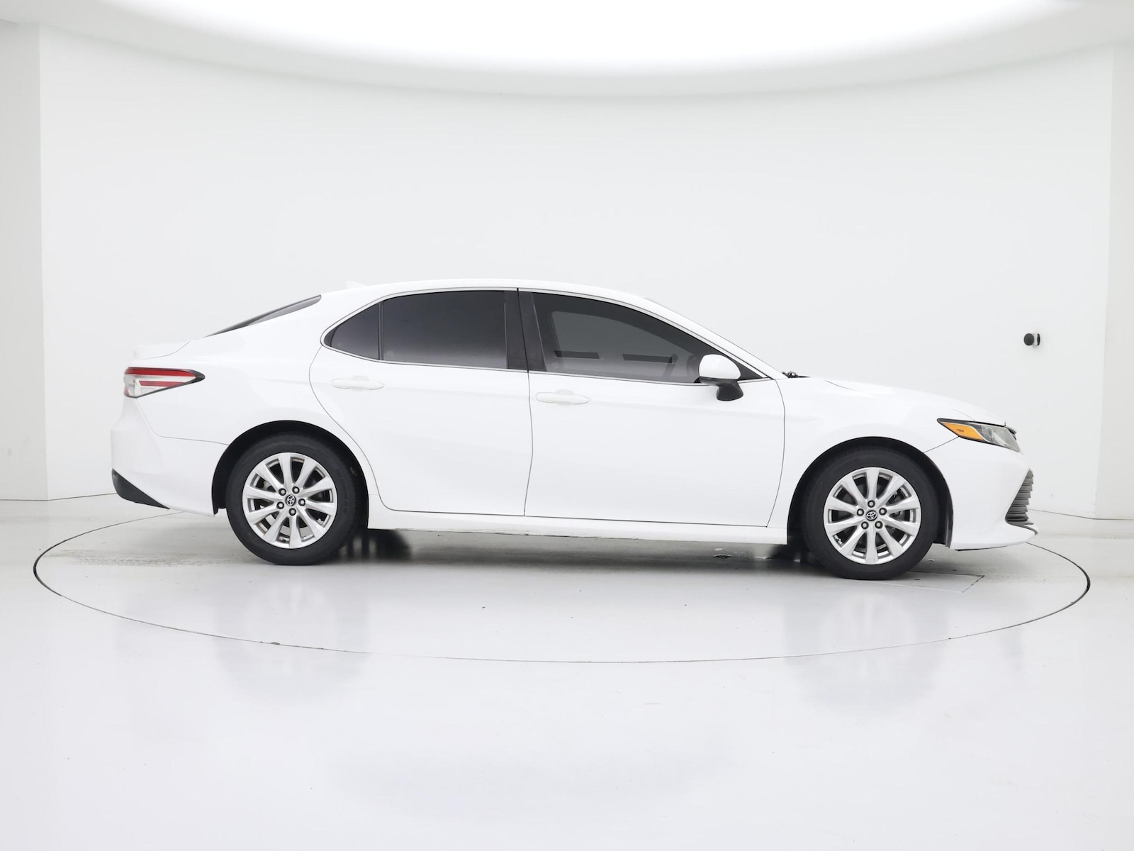 2020 Toyota Camry LE - Photo 8