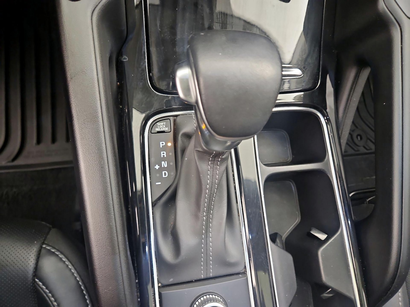 2024 Kia Telluride S - Photo 19