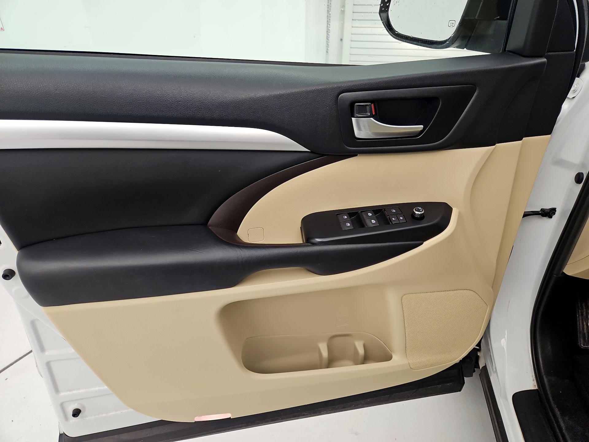 Thumbnail: 2019 Toyota Highlander - 12