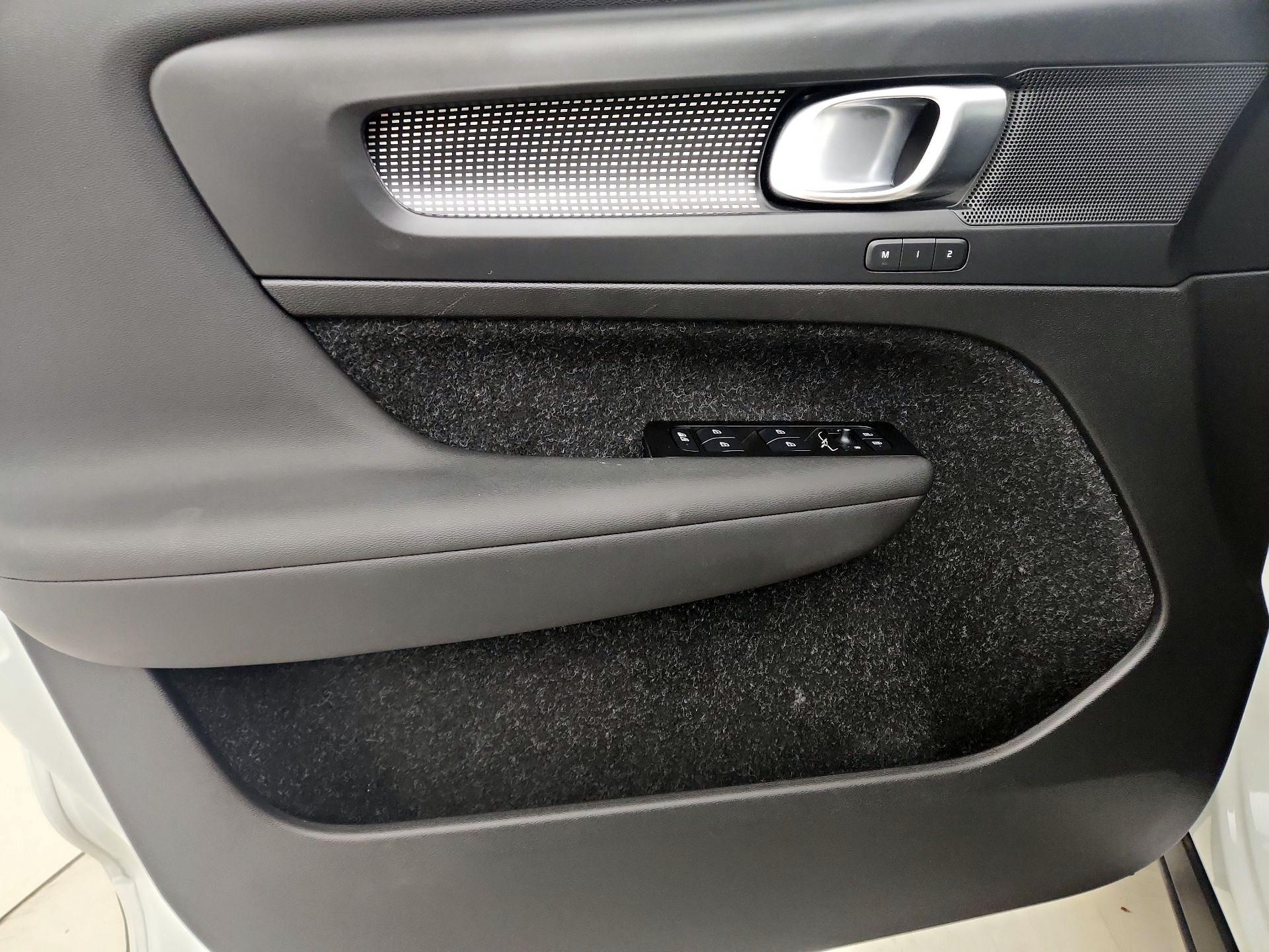 Thumbnail: 2021 Volvo XC40 - 12