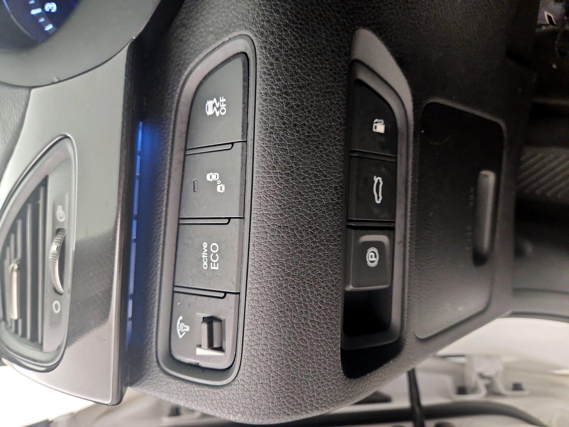 Thumbnail: 2016 Hyundai Azera - 13