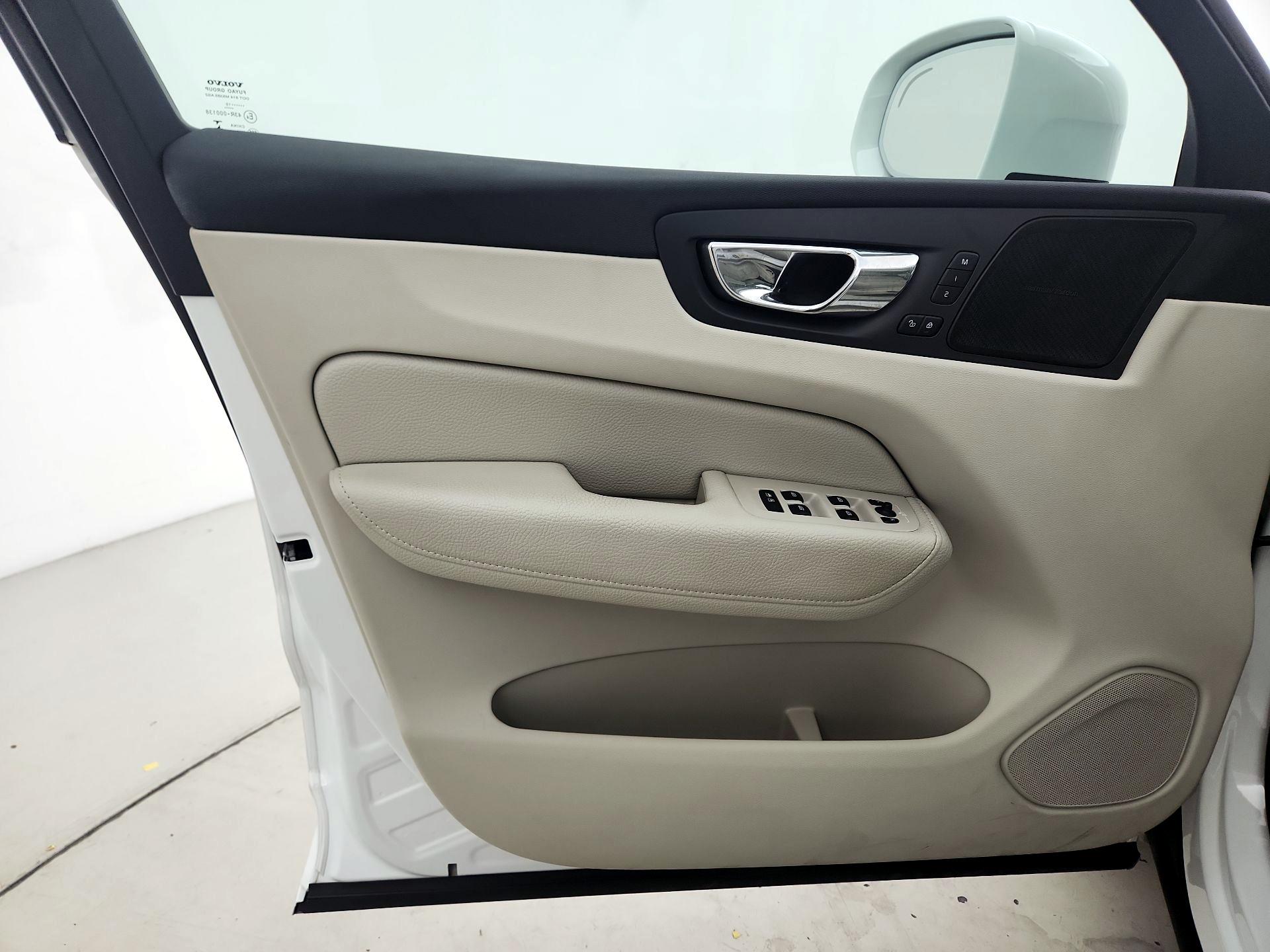 Thumbnail: 2019 Volvo XC60 - 12