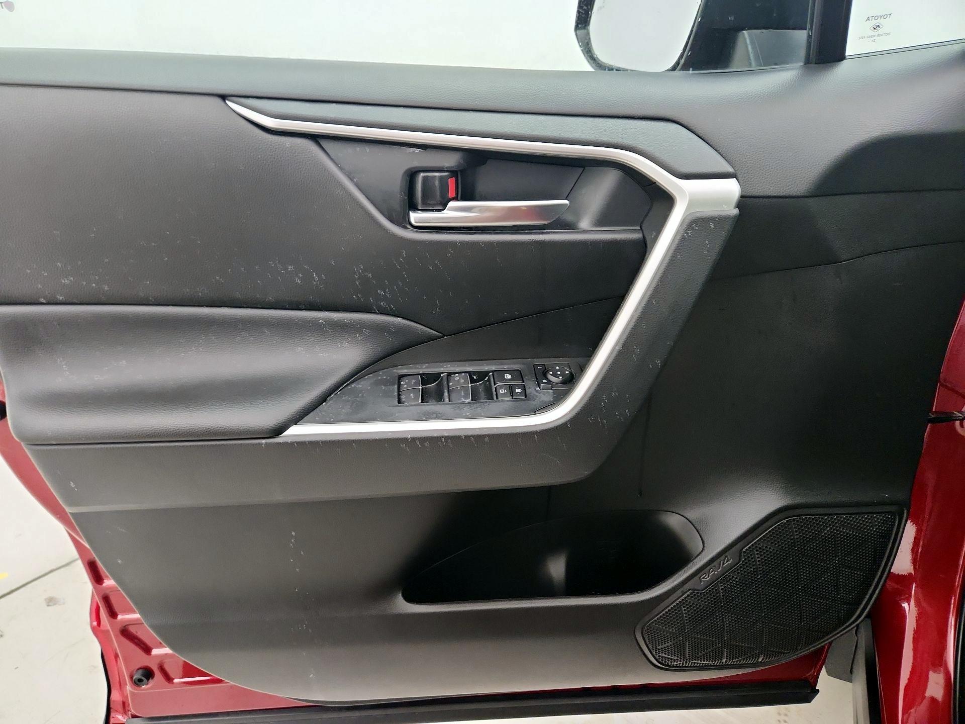 Thumbnail: 2022 Toyota RAV4 - 12
