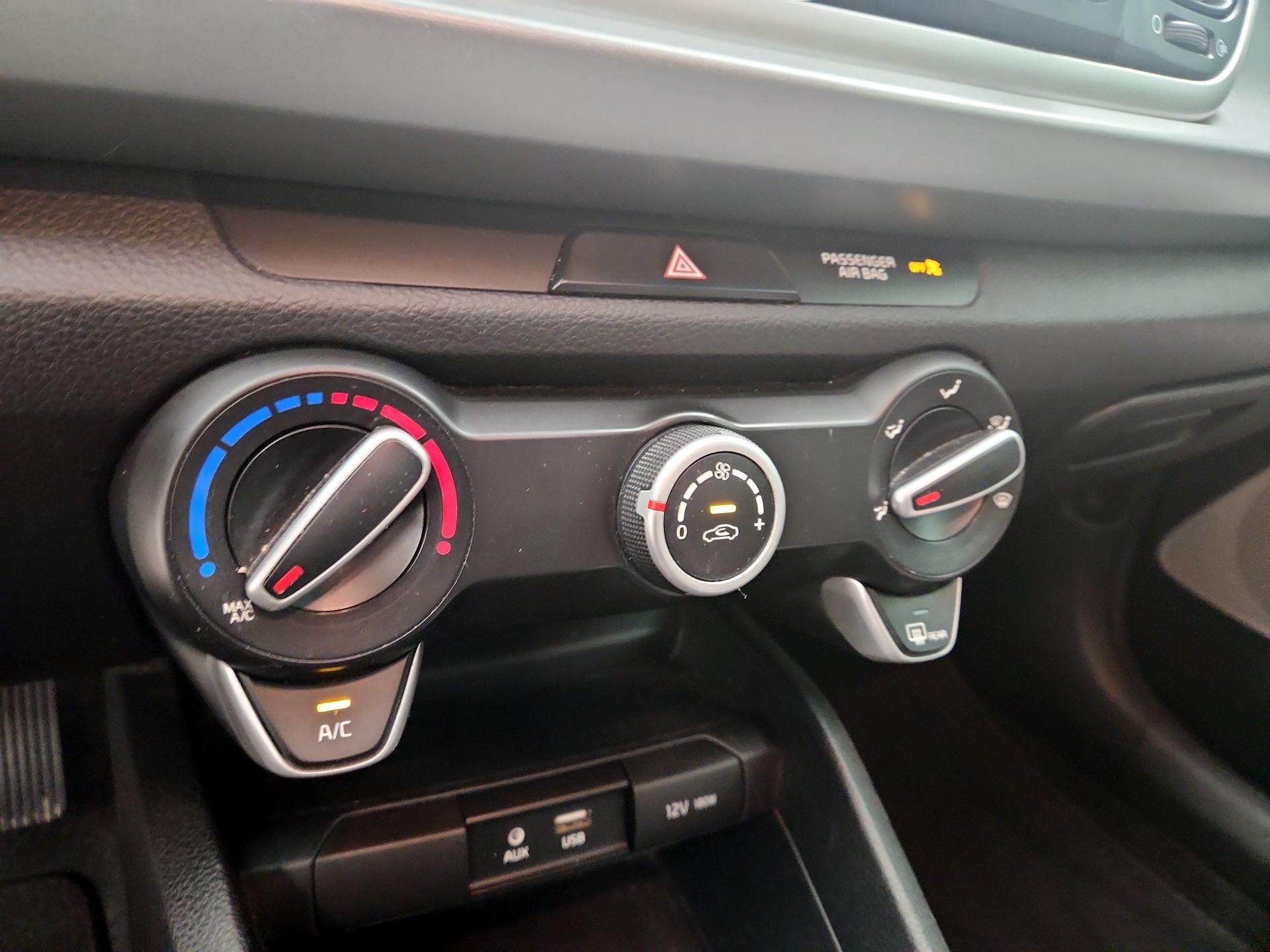 Thumbnail: 2020 Kia Rio - 16