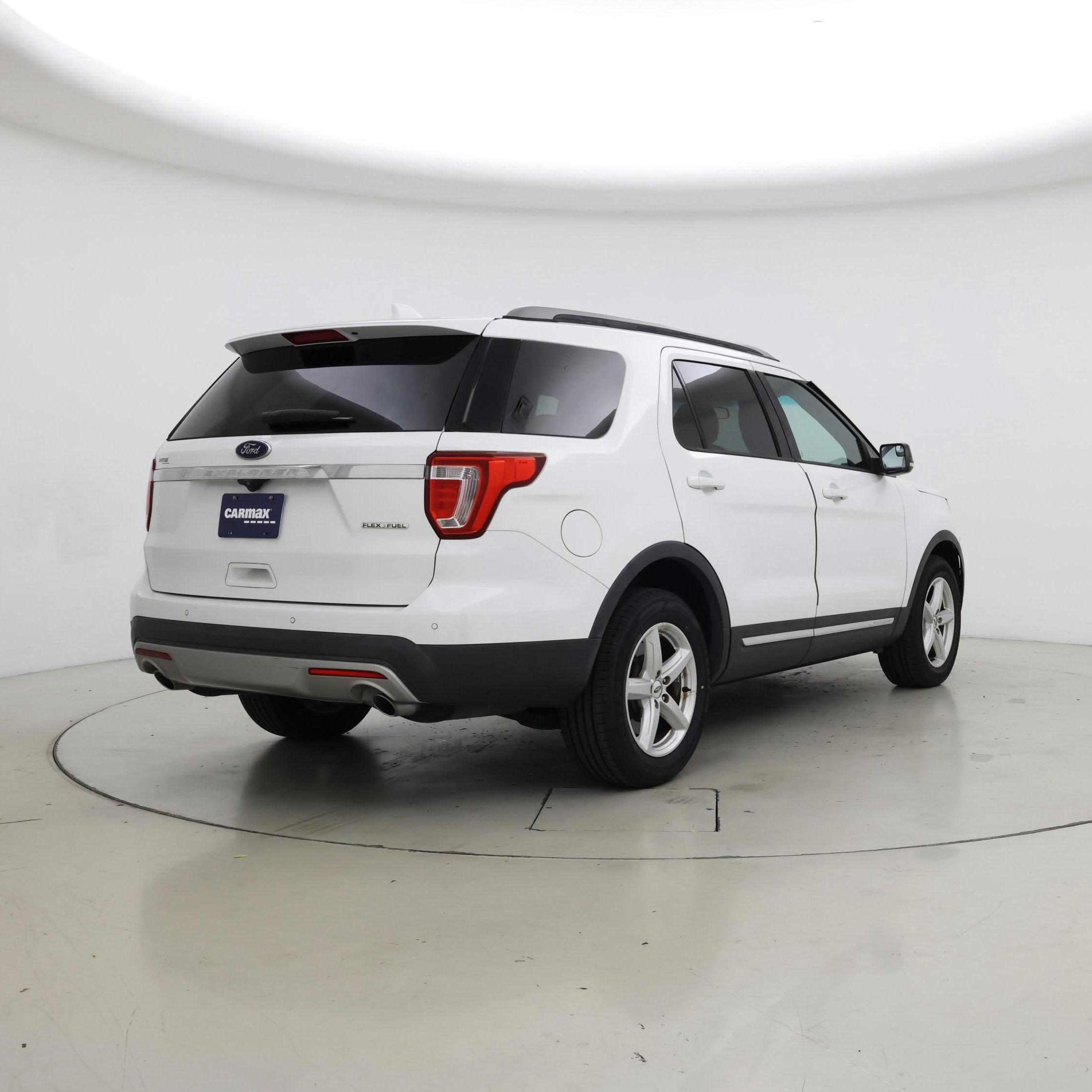 Thumbnail: 2016 Ford Explorer - 8