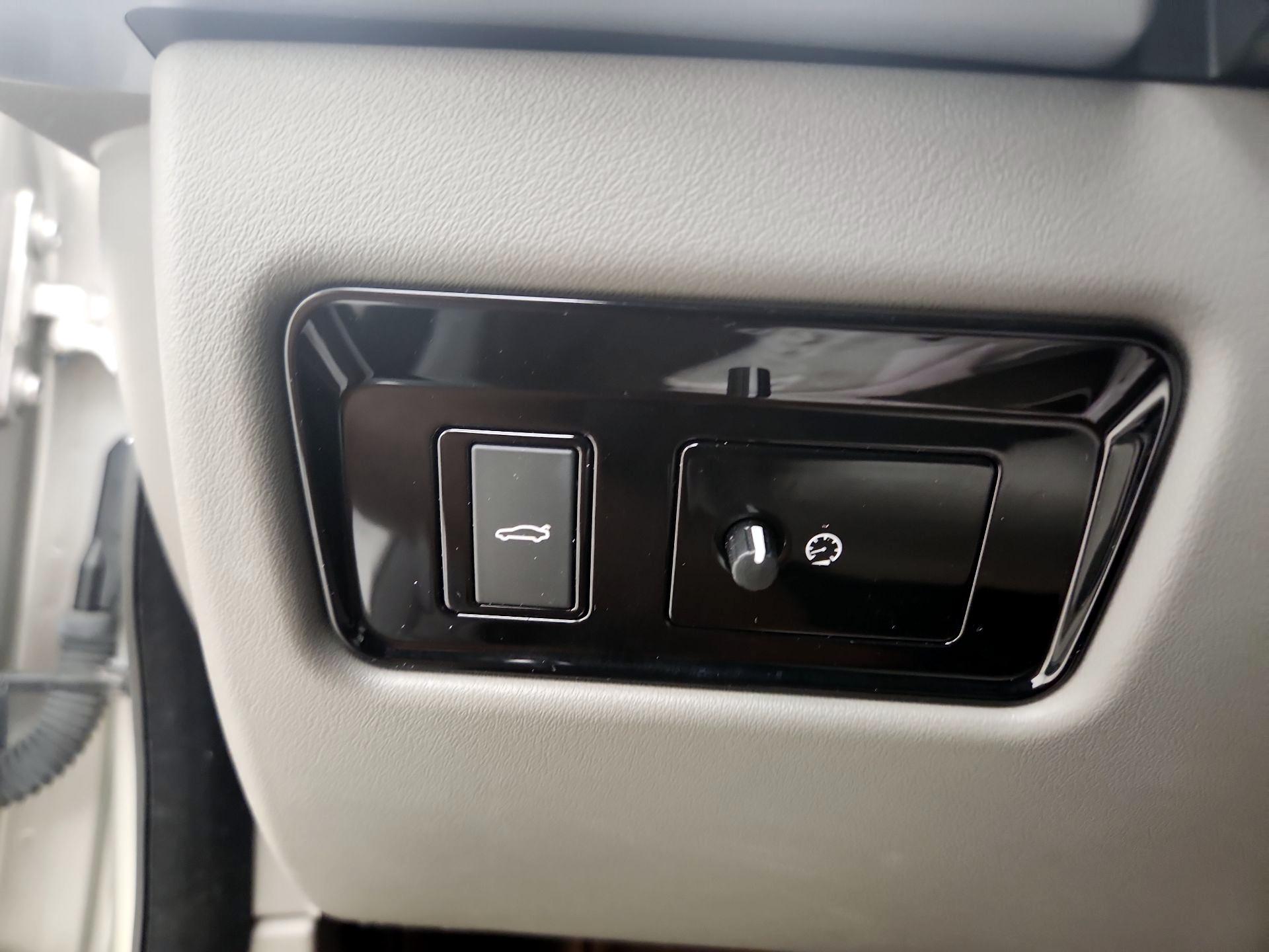 Thumbnail: 2017 Jaguar XE - 13