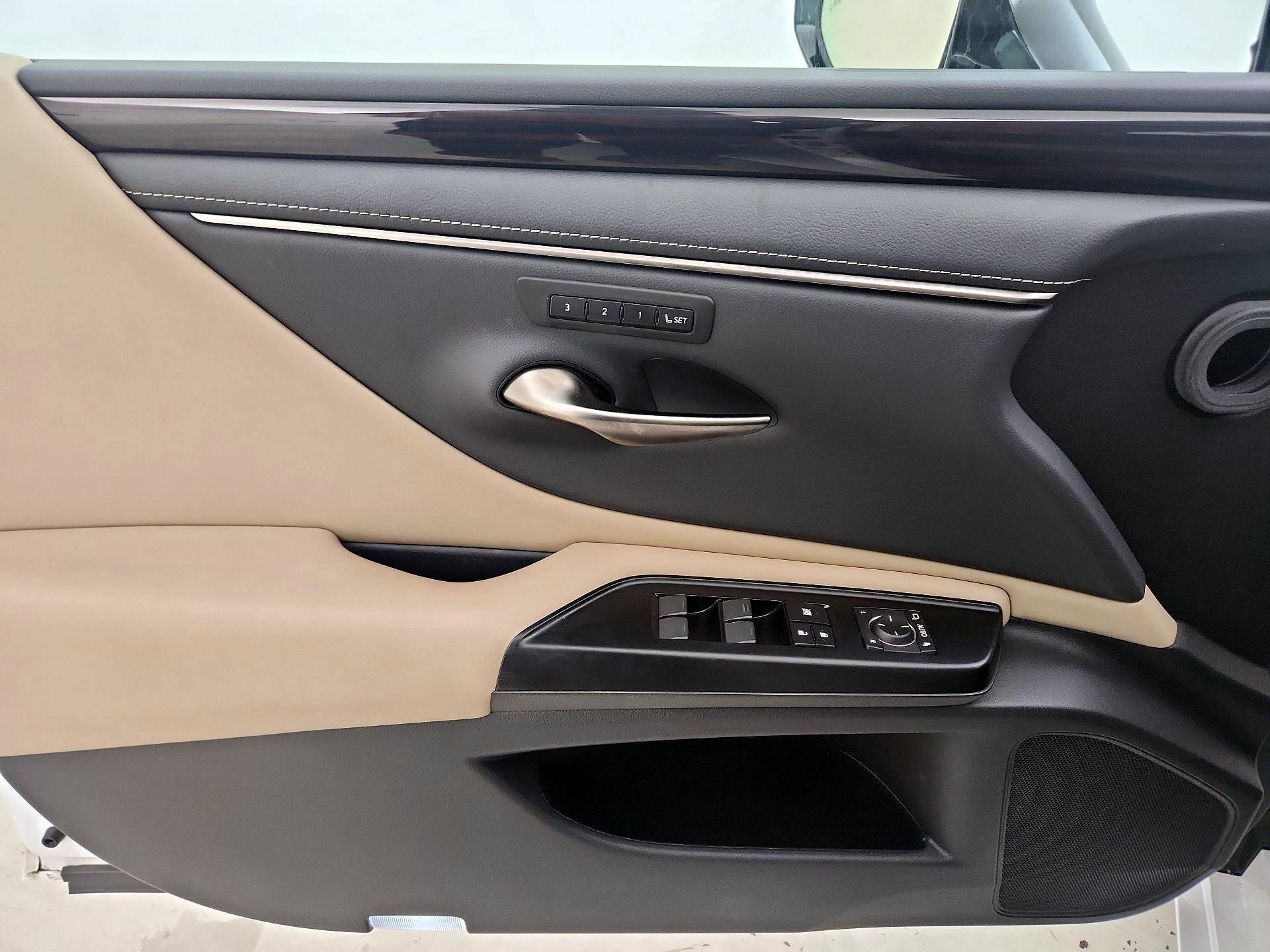 Thumbnail: 2020 Lexus ES - 12