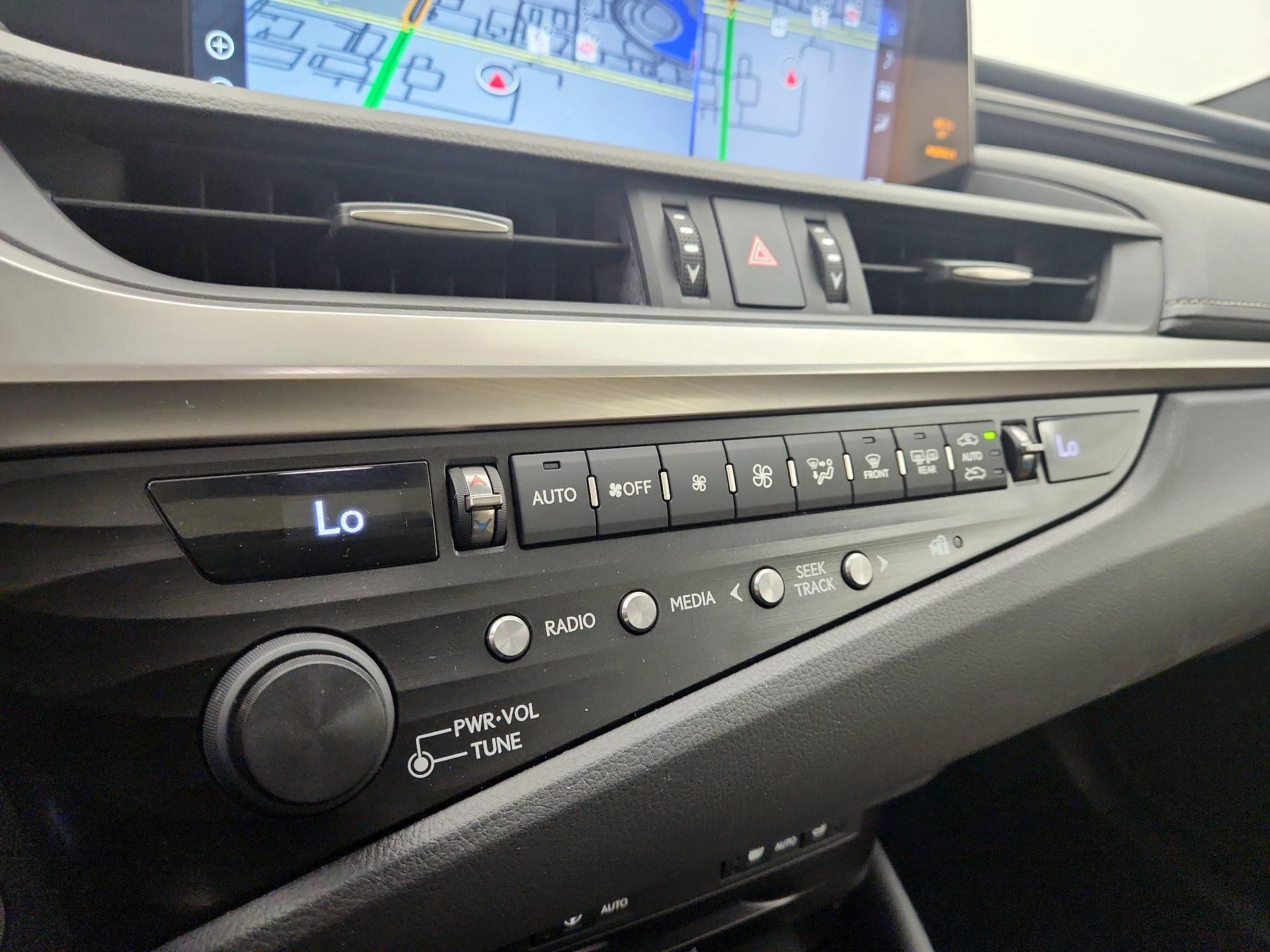 Thumbnail: 2020 Lexus ES - 17