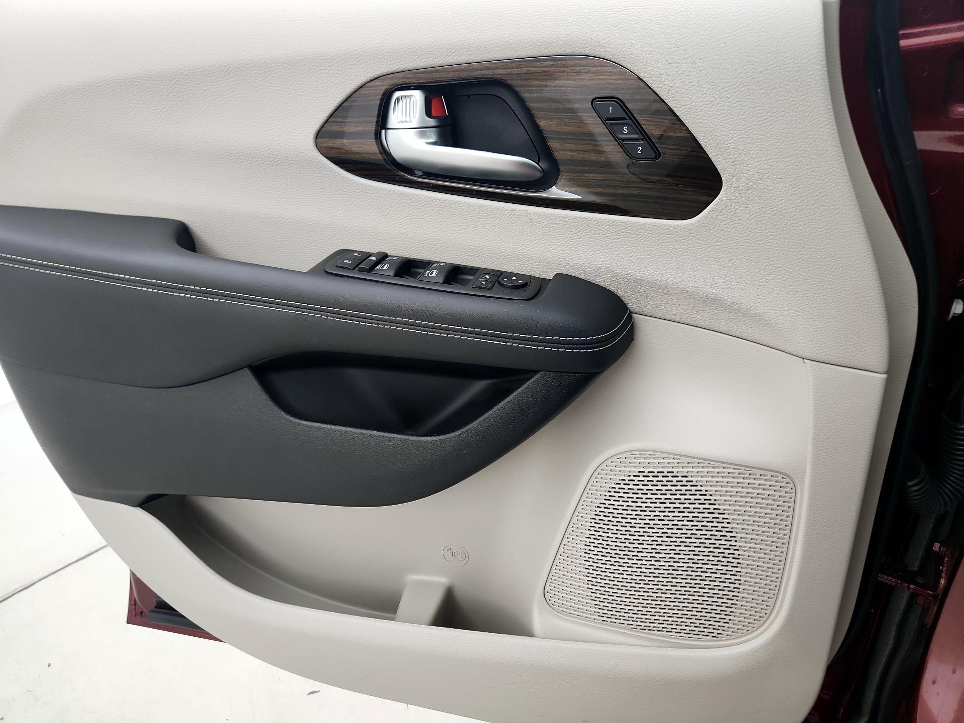 Thumbnail: 2023 Chrysler Pacifica - 12