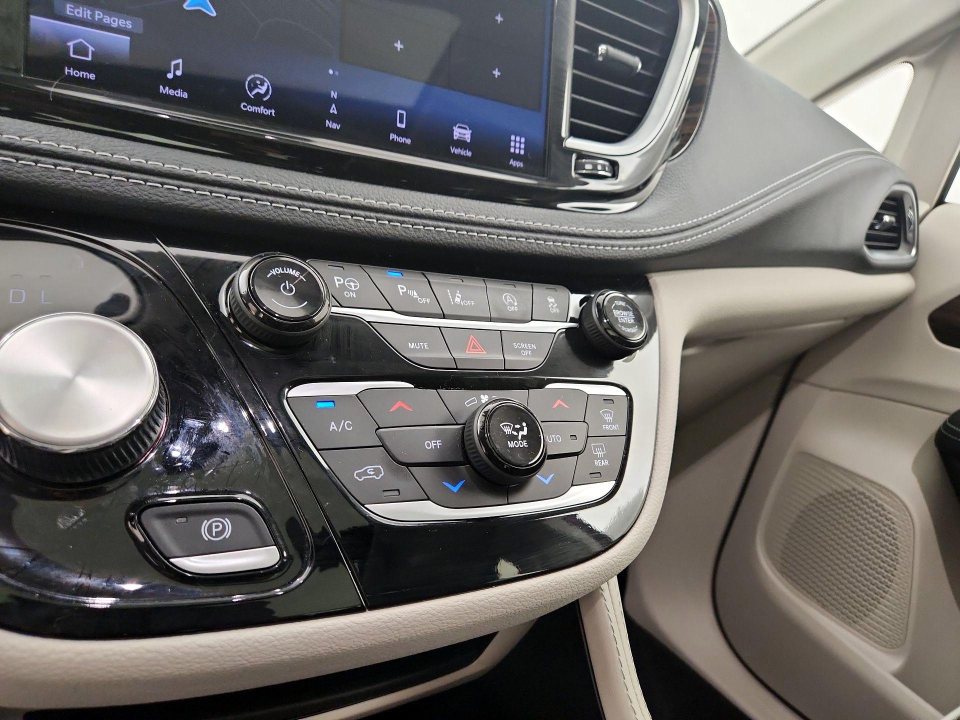 Thumbnail: 2023 Chrysler Pacifica - 17