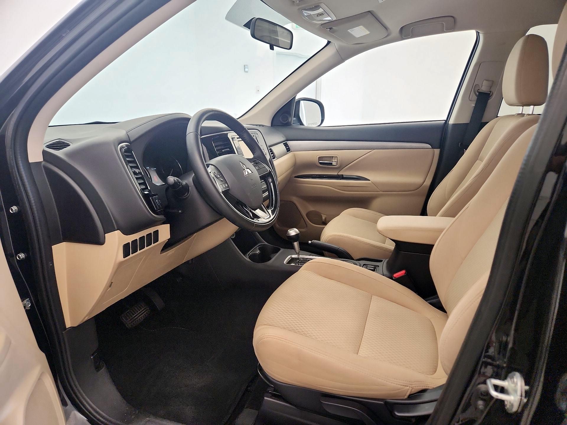 Thumbnail: 2016 Mitsubishi Outlander - 11