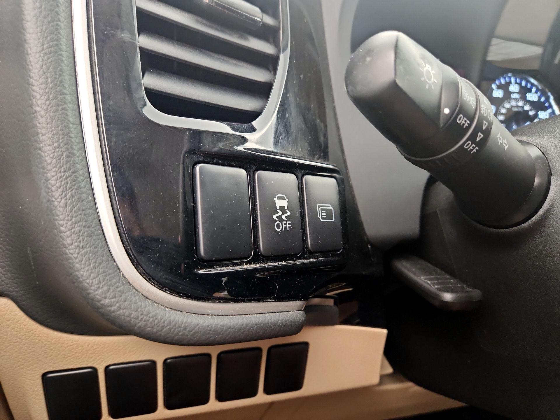 Thumbnail: 2016 Mitsubishi Outlander - 13